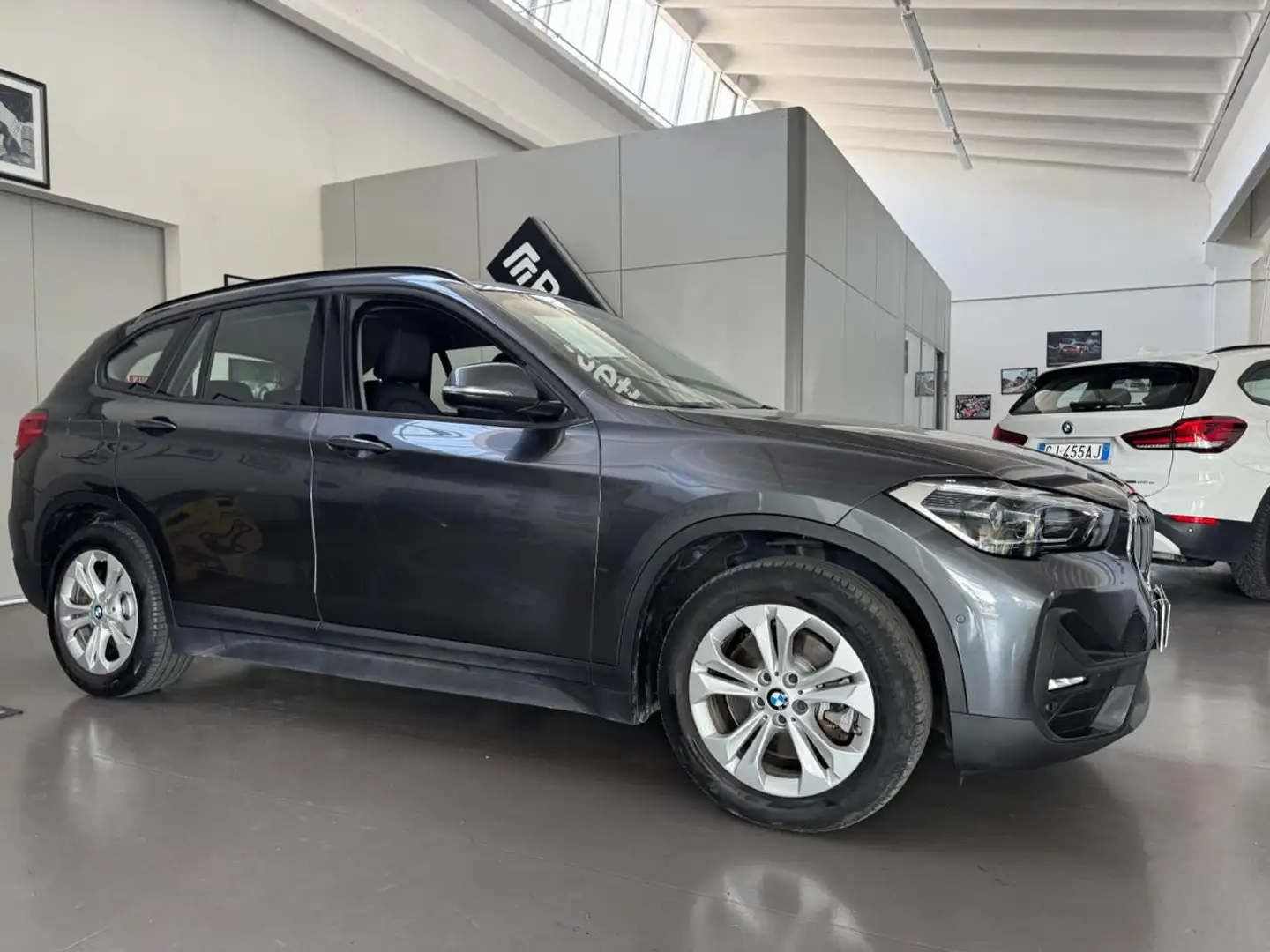 BMW X1 xDrive25e Business Advantage Gris - 2
