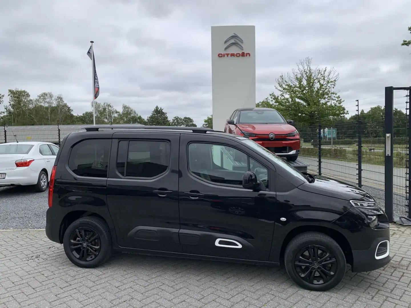 Citroen Berlingo 1.5 BlueHDi 130 Automaat Shine Noir - 1