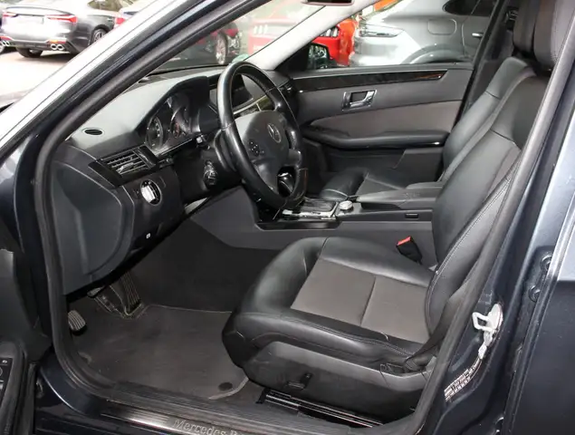 Mercedes-Benz 250 view 5