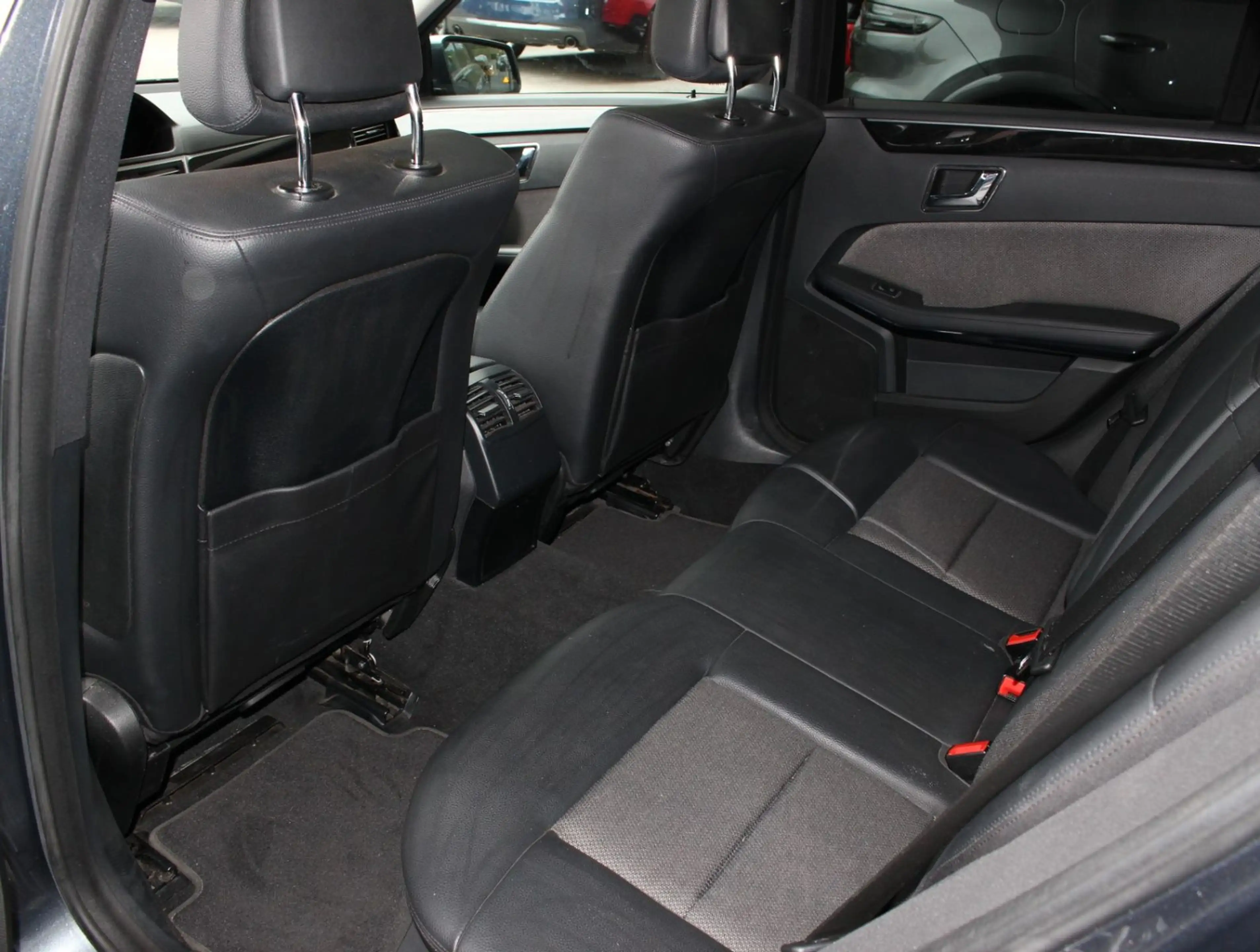 Mercedes-Benz E 250 T CDI Avantgarde Distronic + AHK + ILS — photo 11