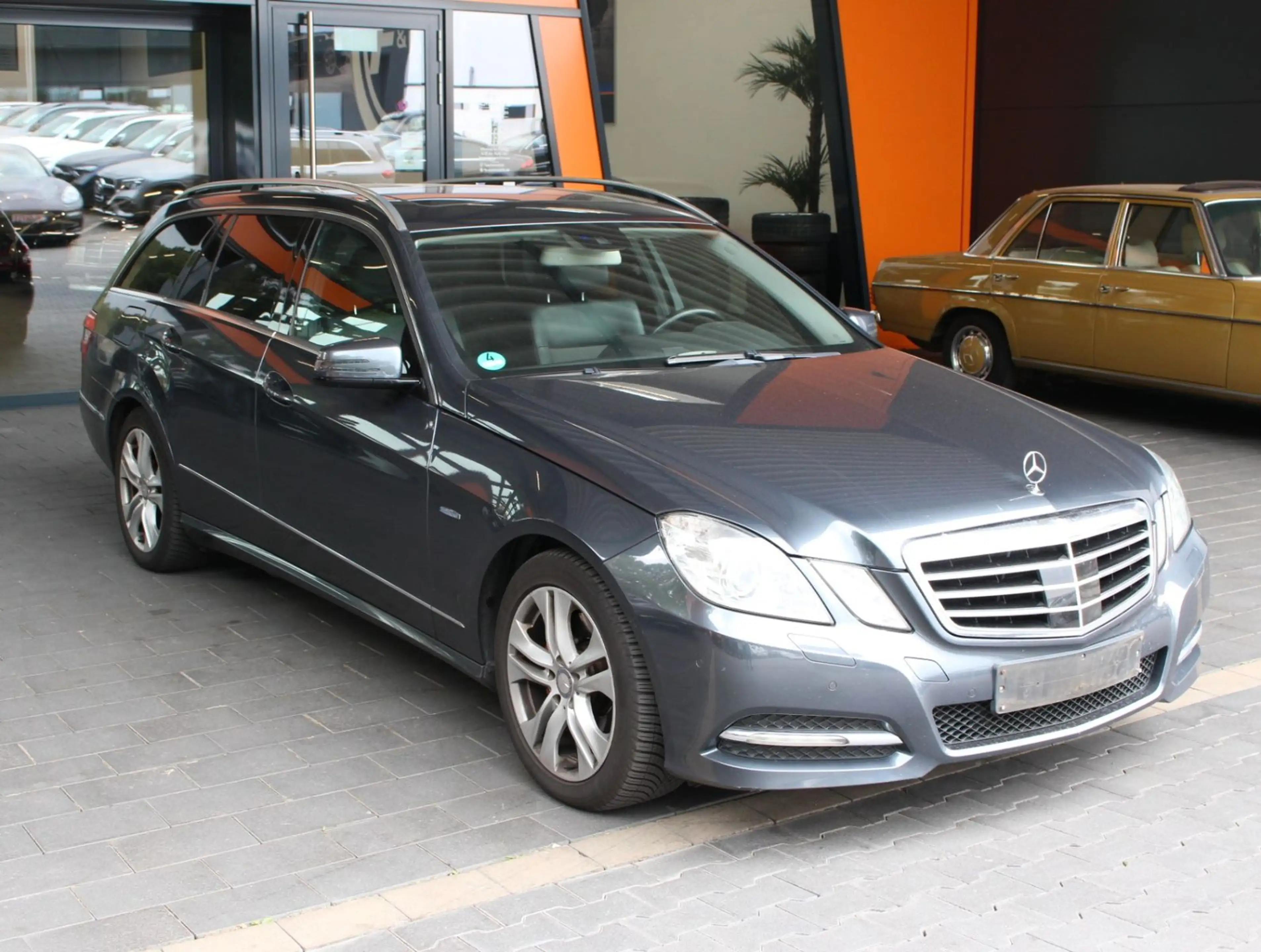 Mercedes-Benz E 250 T CDI Avantgarde Distronic + AHK + ILS — photo 2