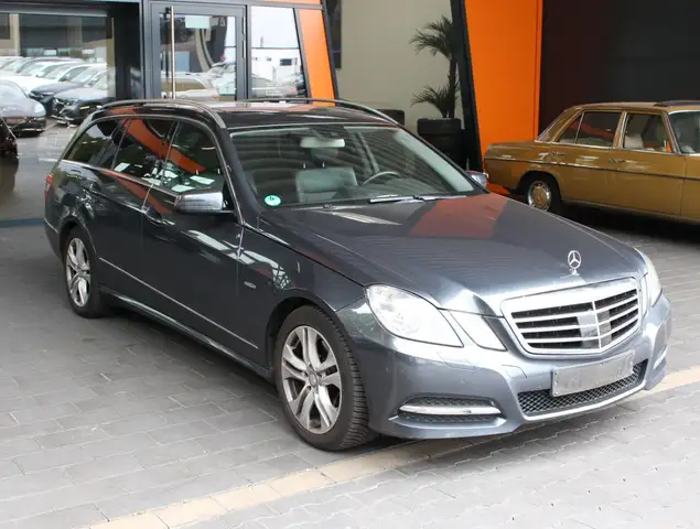 Mercedes-Benz 250 view 2