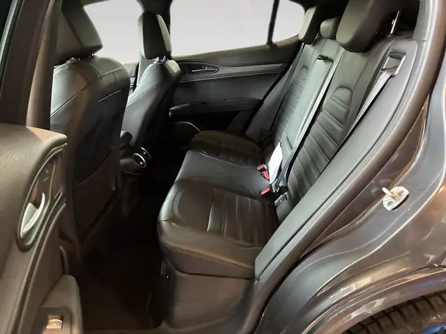 Alfa Romeo Stelvio view 8