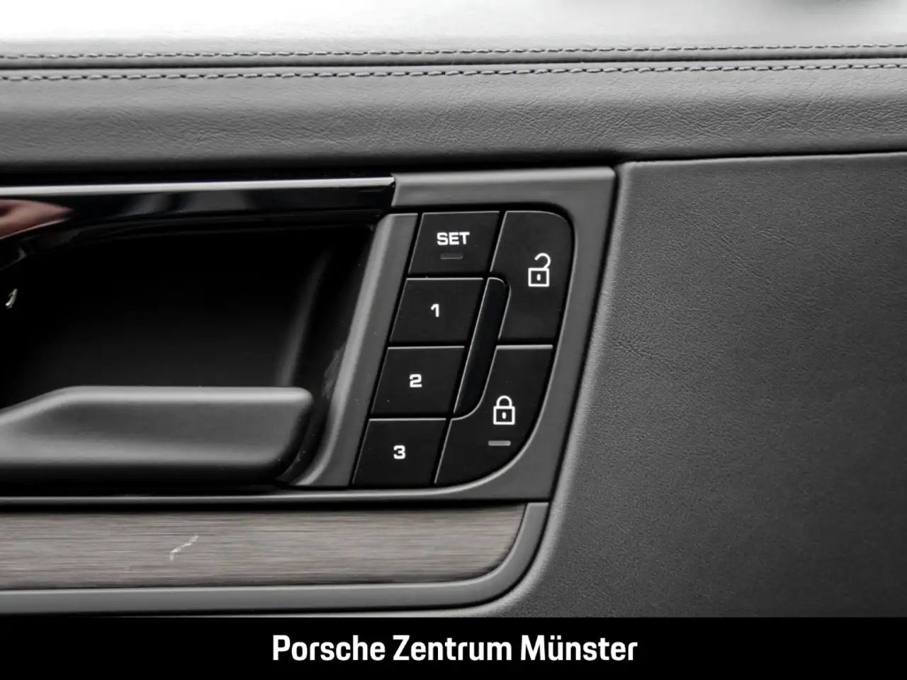 Porsche Cayenne E-Hybrid Coupe Black Edition InnoDrive 15
