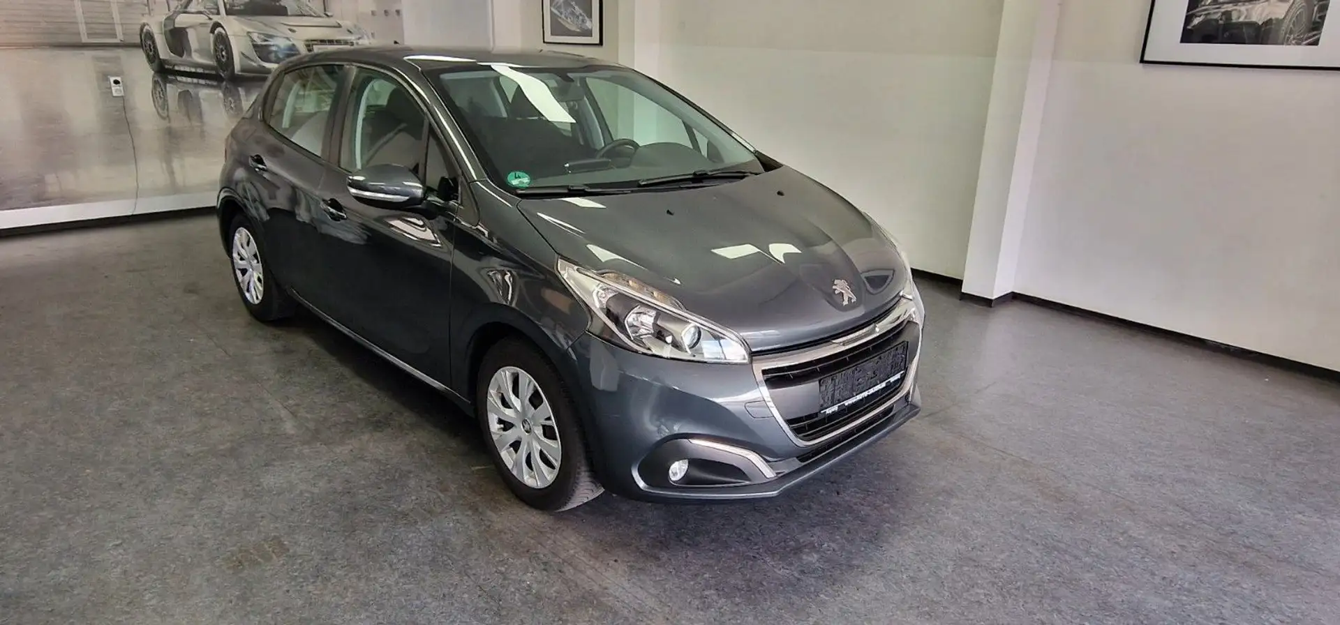 Peugeot 208 1.2 Active Klima PDC  92.000 km TÜV 07/2027 Grau - 2