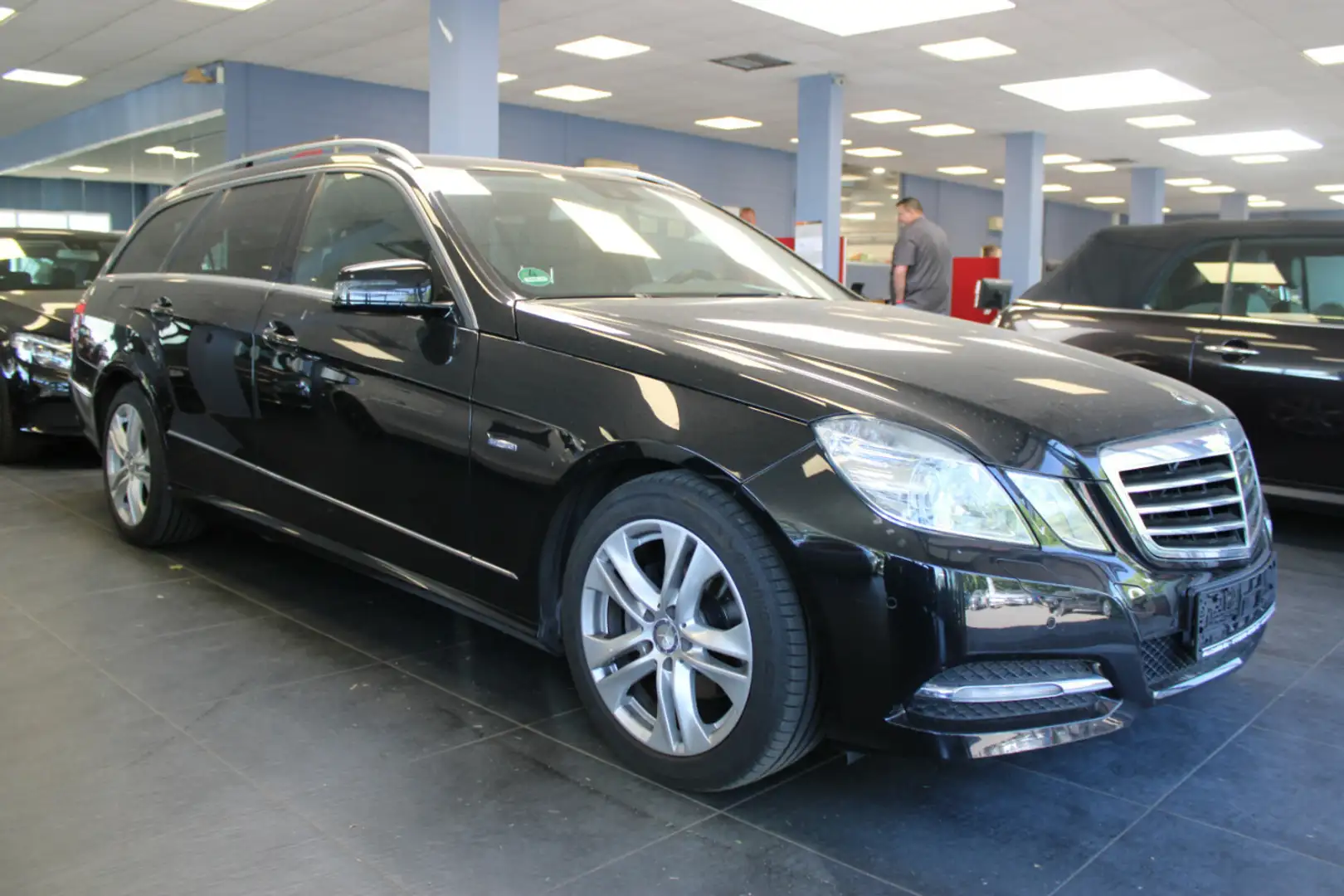 Mercedes-Benz E 200 T CGI Avantgarde Schwarz - 1