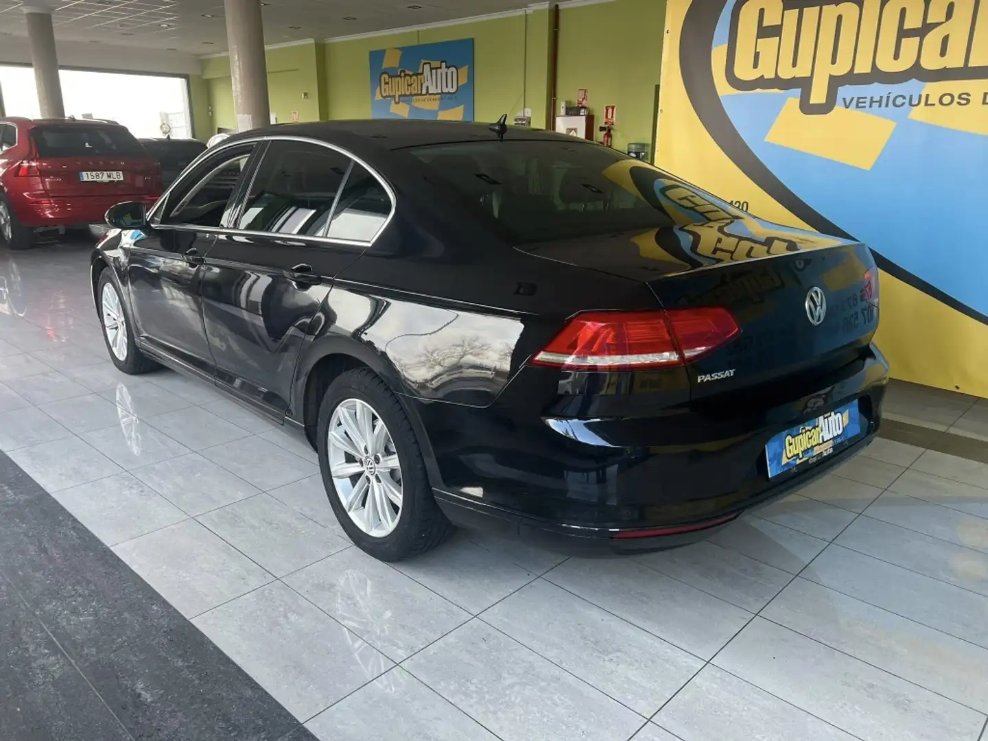 Volkswagen Passat 1.6TDI Advance 88kW Negro - 1