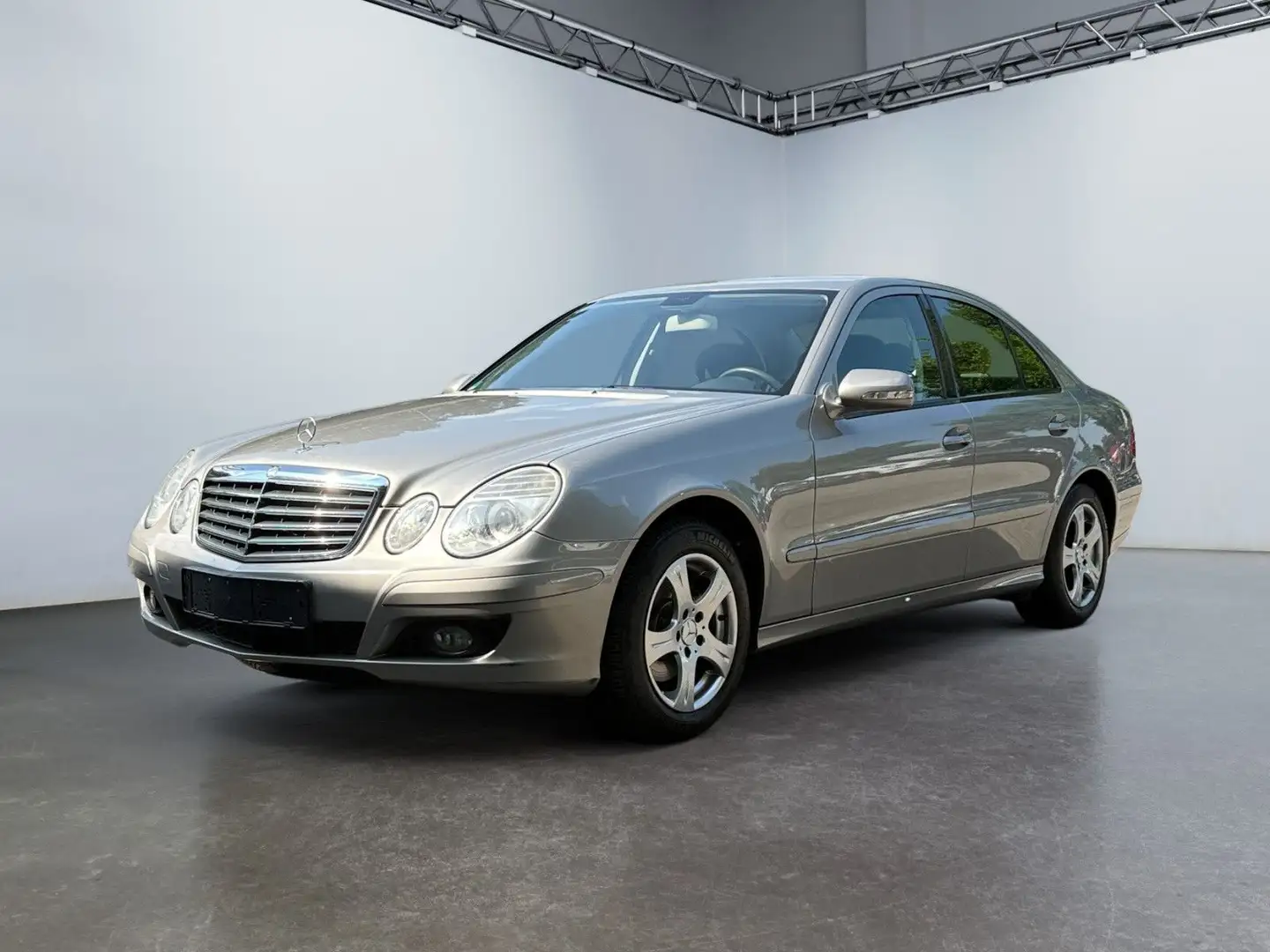 Mercedes-Benz E 200 E -Klasse Lim. E 200 Kompressor Silber - 1