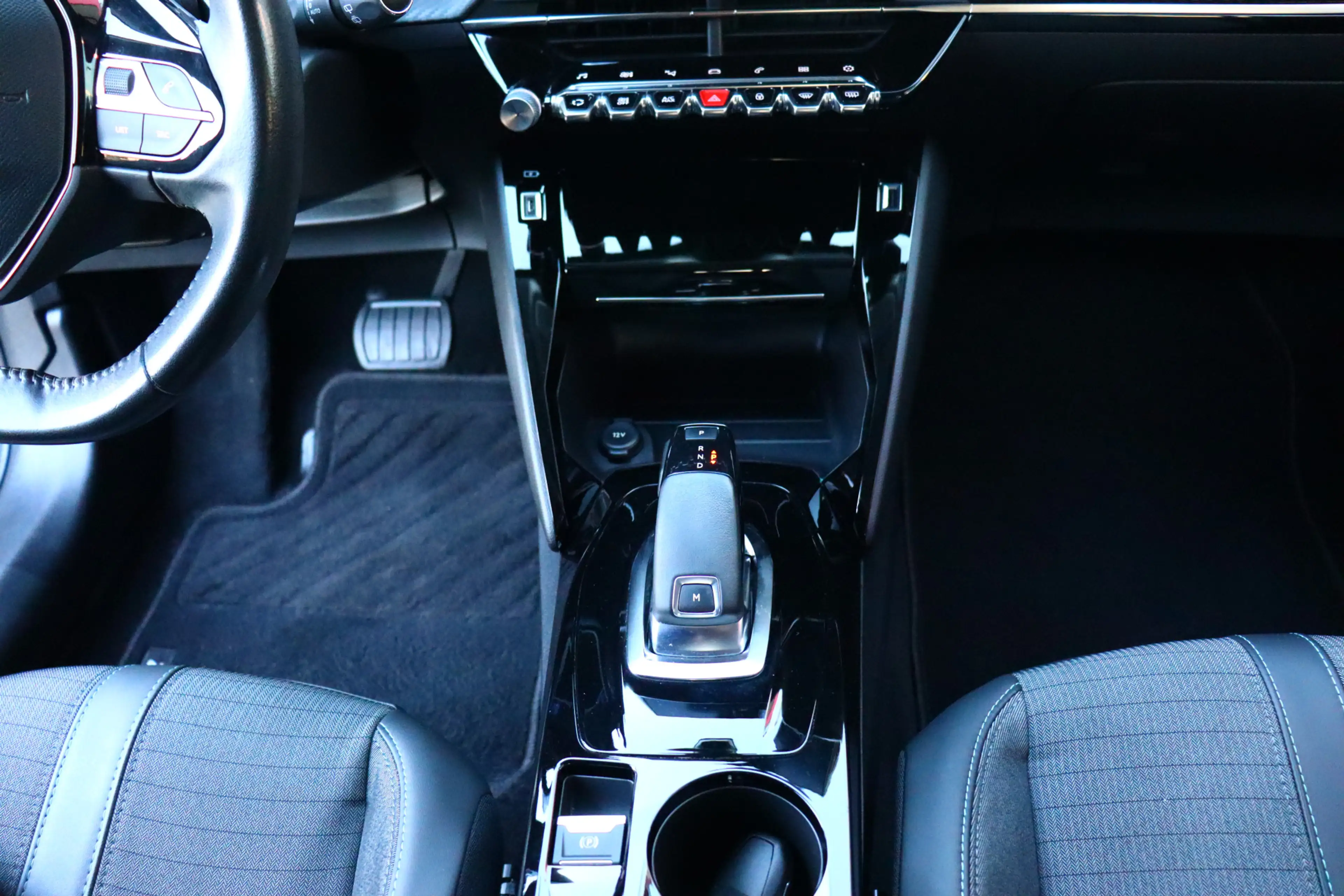 Peugeot 208 1.2 PureTech Allure O.a: Navi, Clima, Carplay, Dab — photo 25