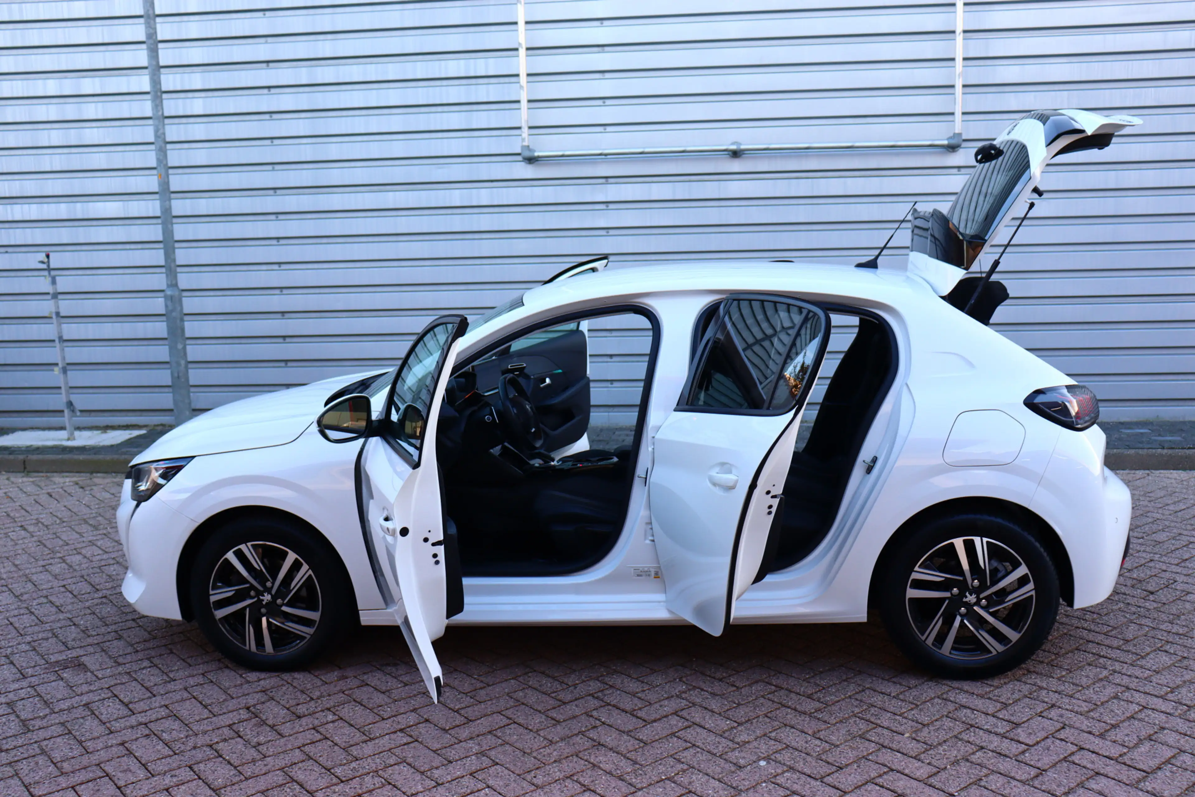 Peugeot 208 1.2 PureTech Allure O.a: Navi, Clima, Carplay, Dab — photo 21