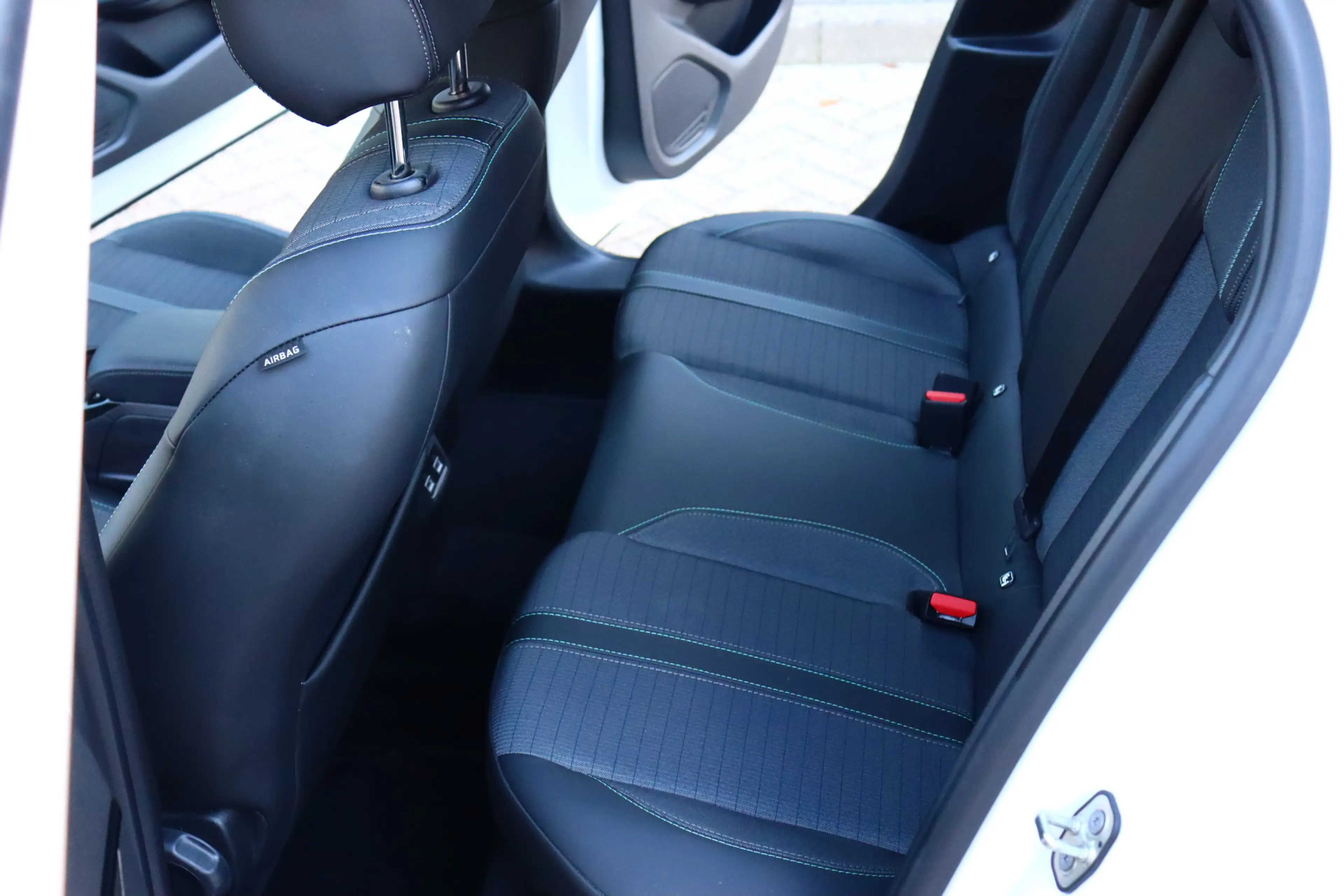 Peugeot 208 1.2 PureTech Allure O.a: Navi, Clima, Carplay, Dab — photo 8