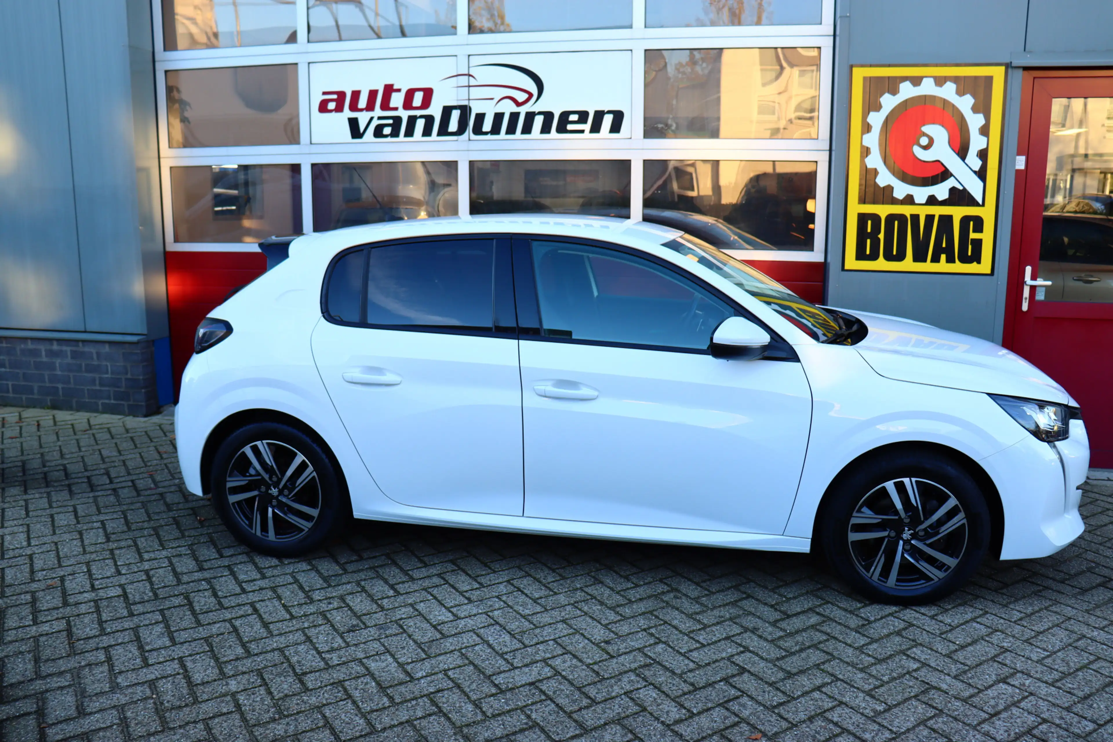 Peugeot 208 1.2 PureTech Allure O.a: Navi, Clima, Carplay, Dab — photo 2