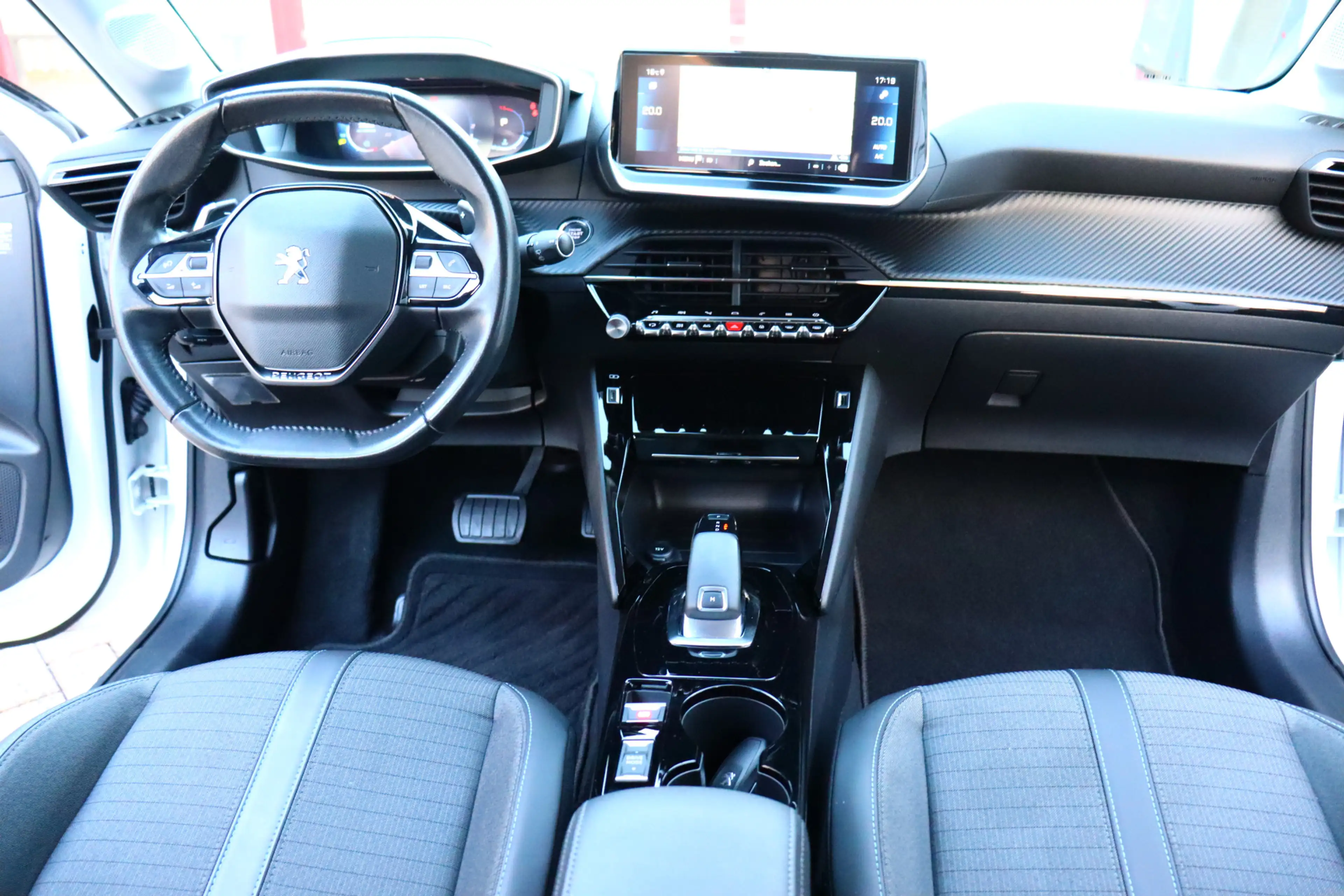 Peugeot 208 1.2 PureTech Allure O.a: Navi, Clima, Carplay, Dab — photo 3