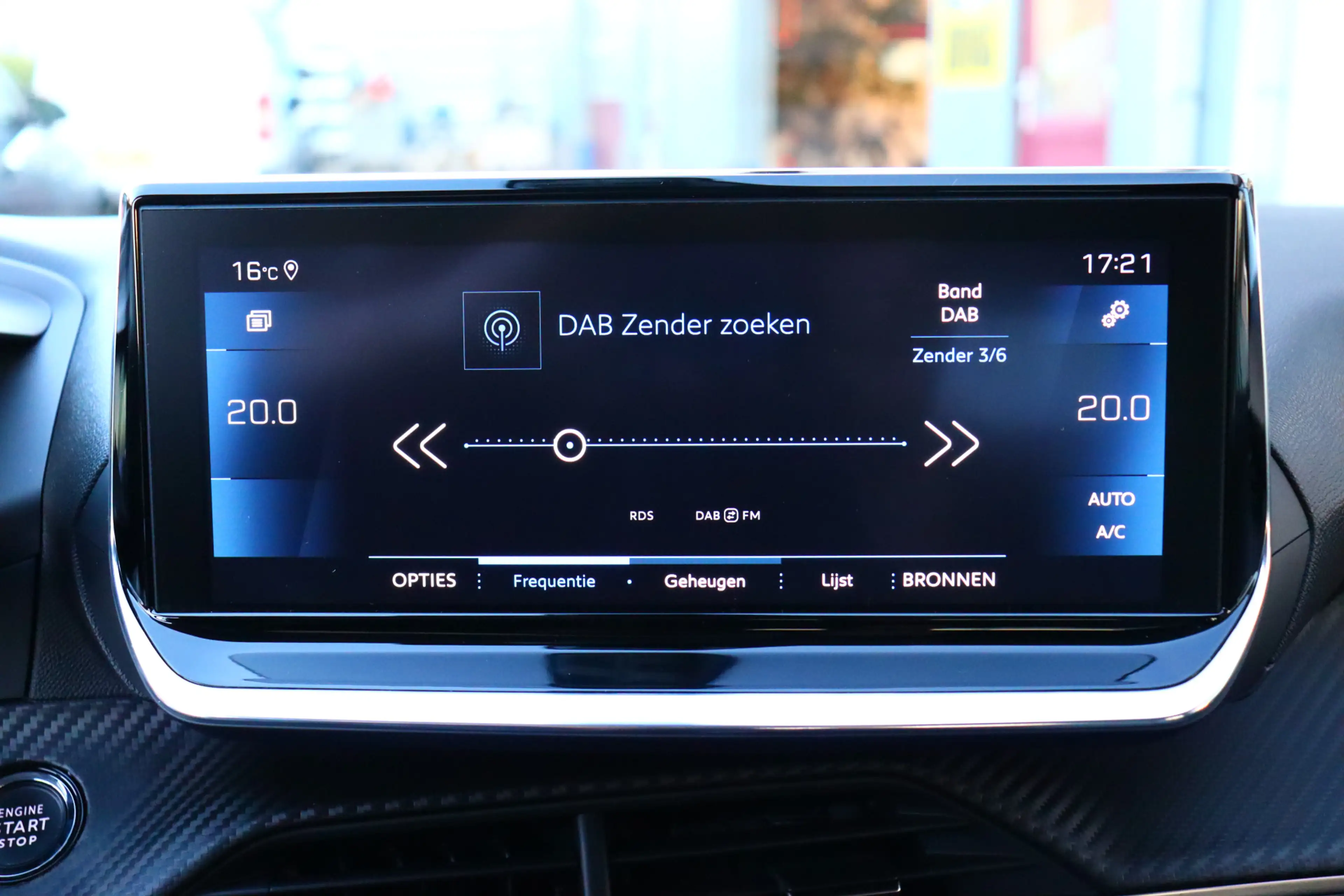 Peugeot 208 1.2 PureTech Allure O.a: Navi, Clima, Carplay, Dab — photo 17