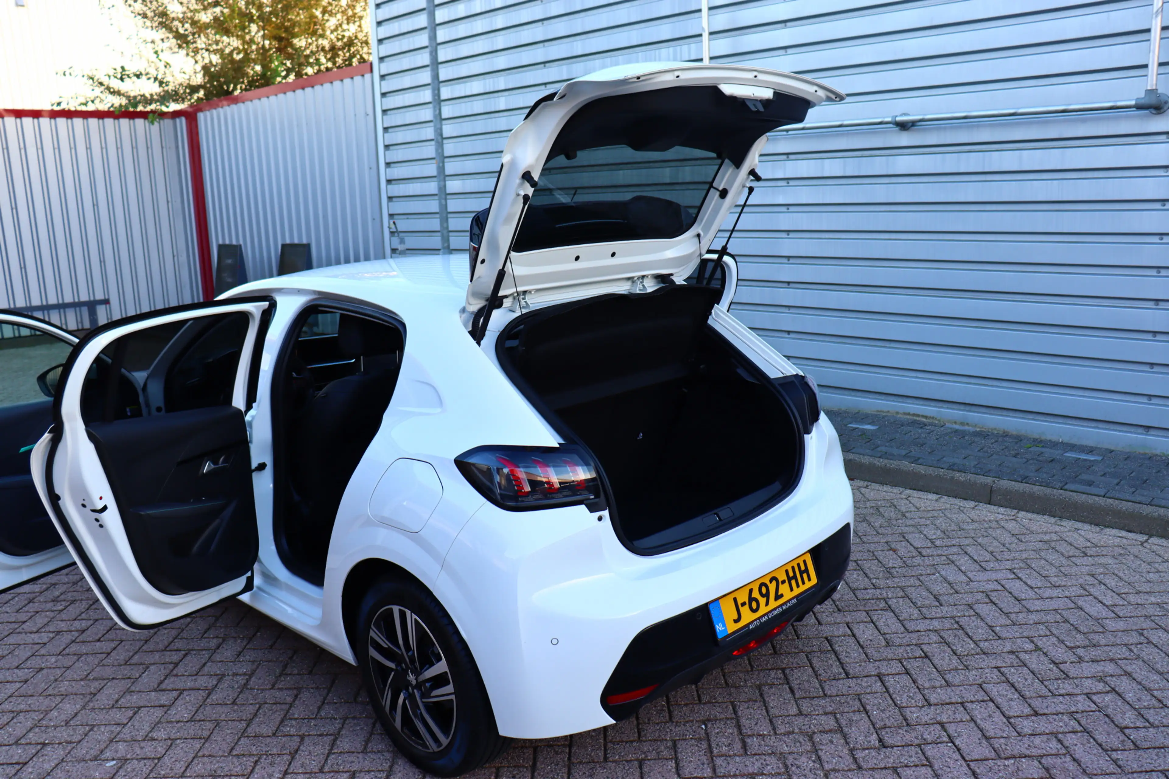Peugeot 208 1.2 PureTech Allure O.a: Navi, Clima, Carplay, Dab — photo 22