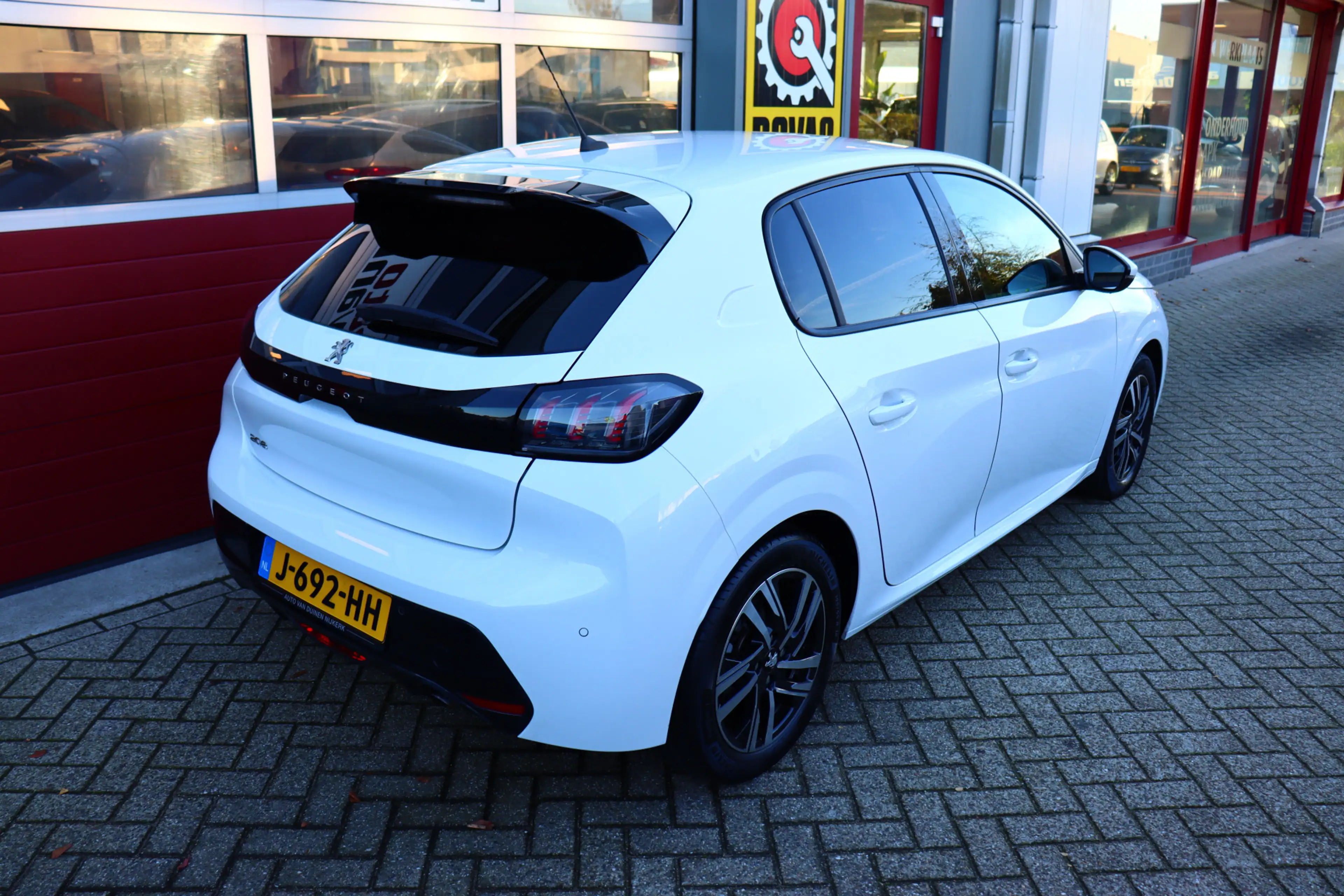 Peugeot 208 1.2 PureTech Allure O.a: Navi, Clima, Carplay, Dab — photo 4