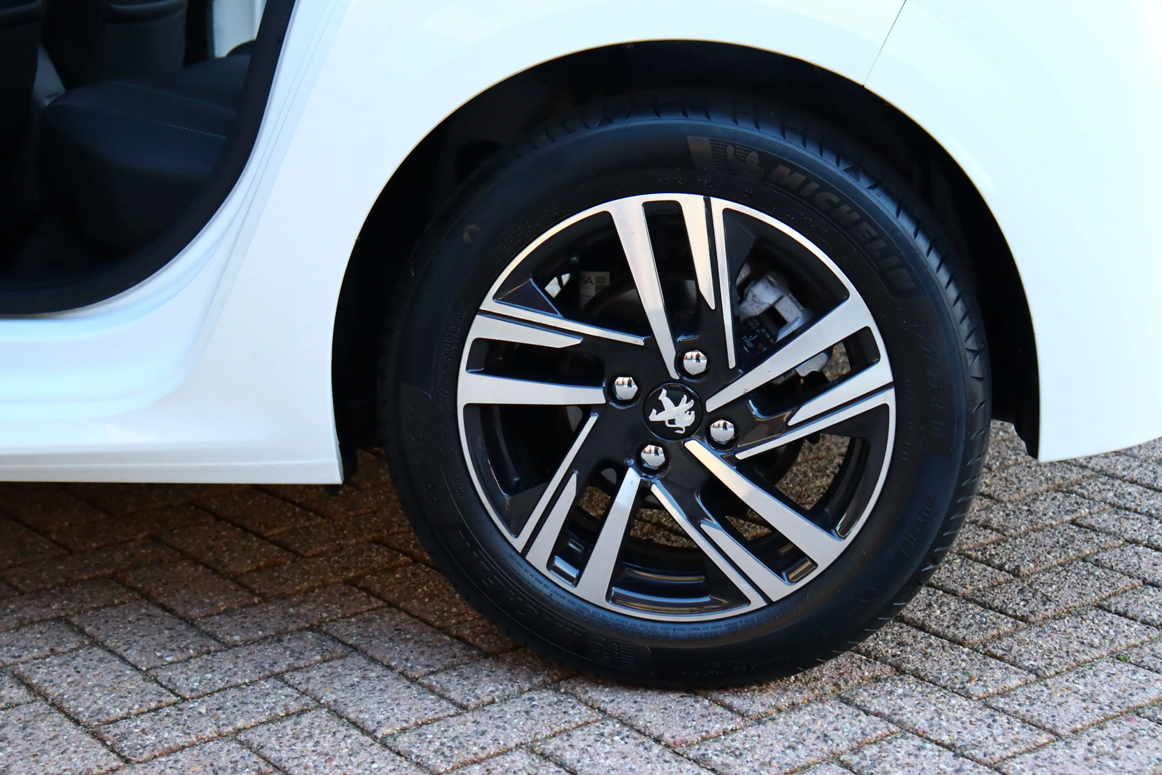 Peugeot 208 1.2 PureTech Allure O.a: Navi, Clima, Carplay, Dab — photo 23