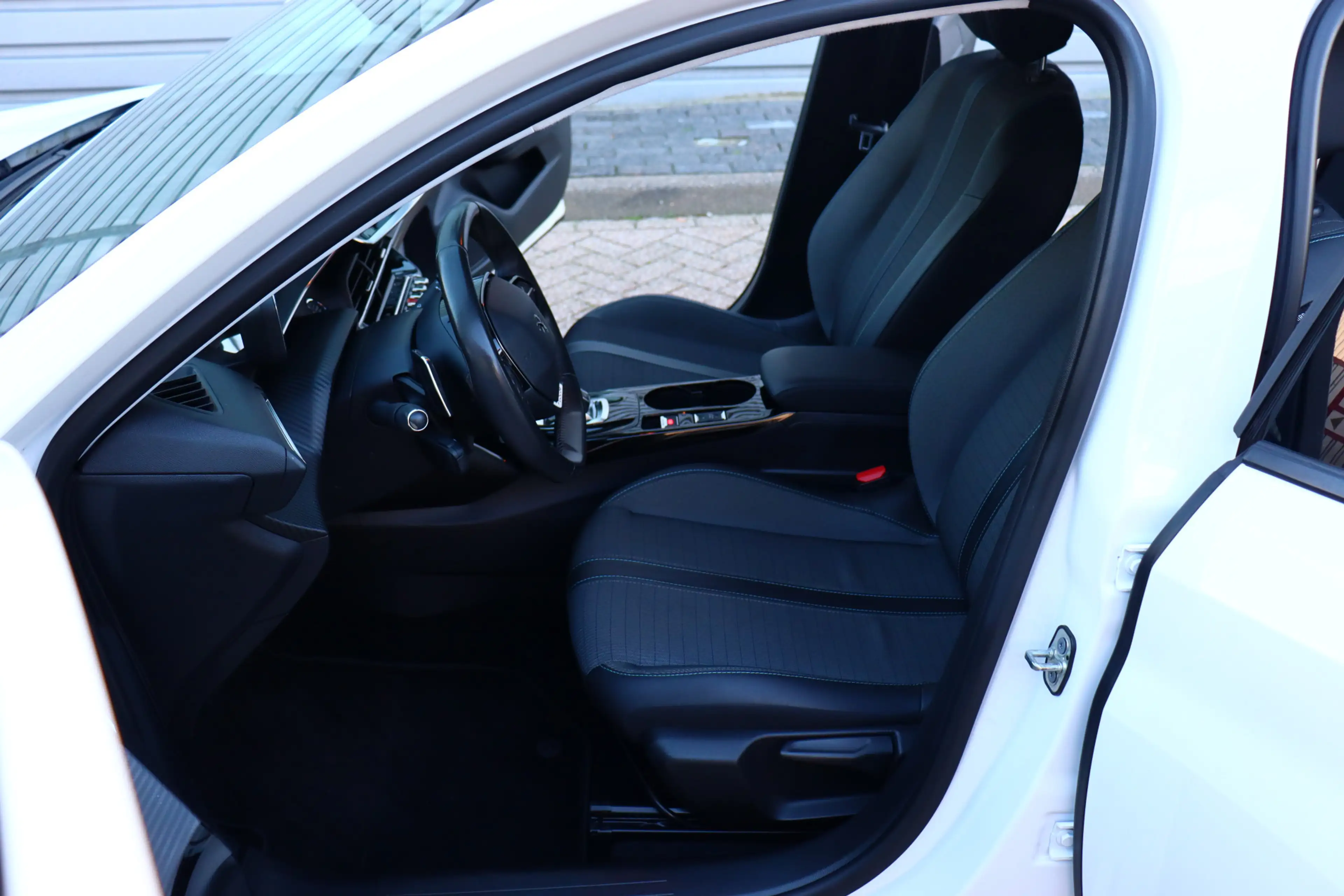 Peugeot 208 1.2 PureTech Allure O.a: Navi, Clima, Carplay, Dab — photo 7