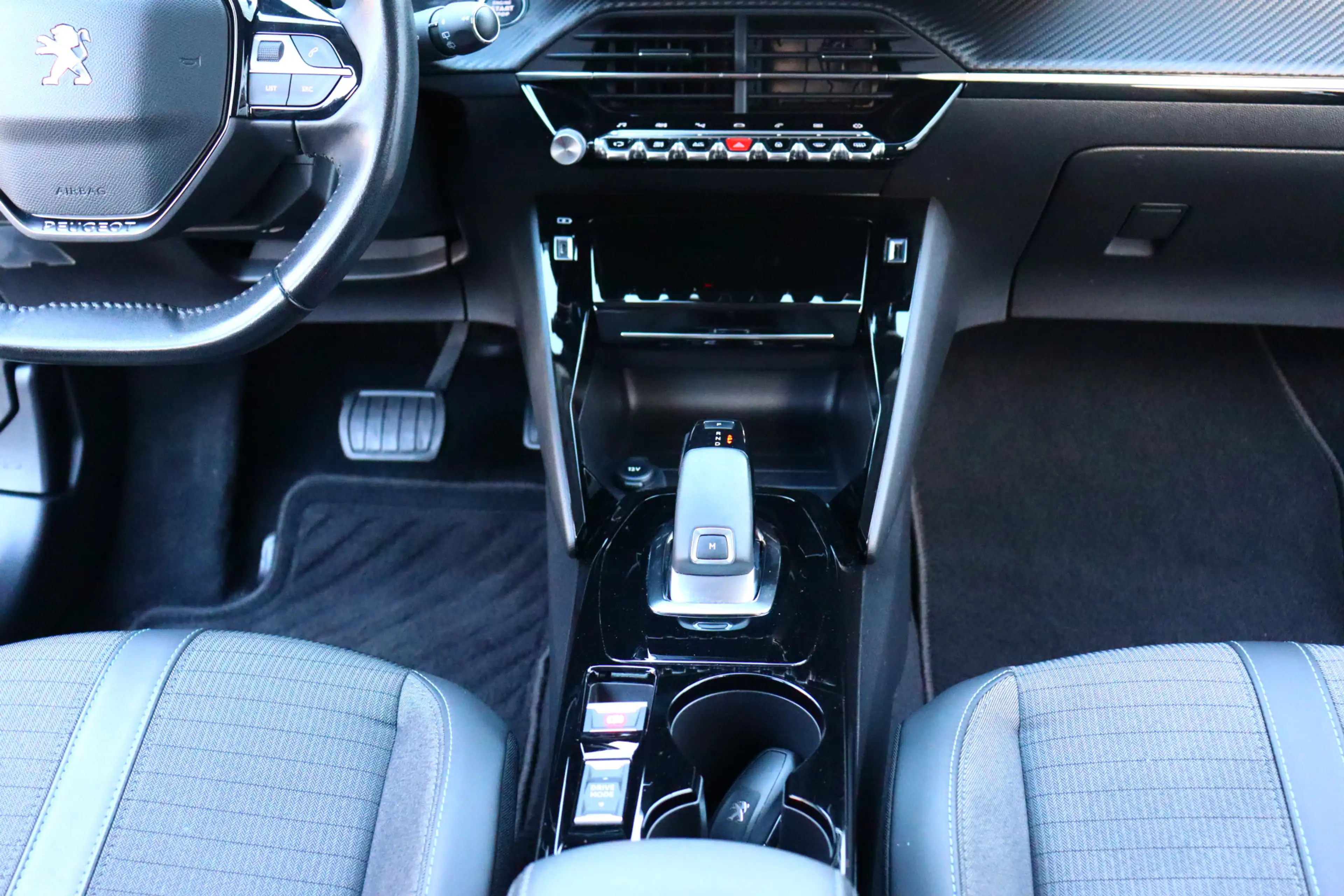 Peugeot 208 1.2 PureTech Allure O.a: Navi, Clima, Carplay, Dab — photo 14