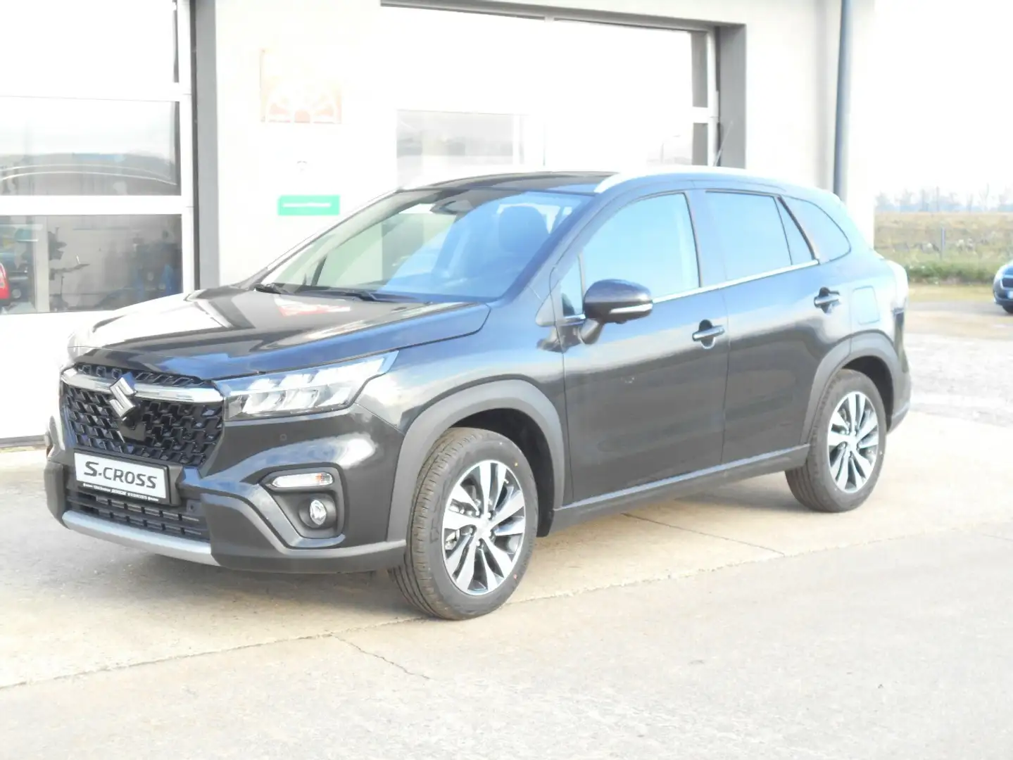 Suzuki SX4 S-Cross Comfort+ 4x4 Automatik Zwart - 1