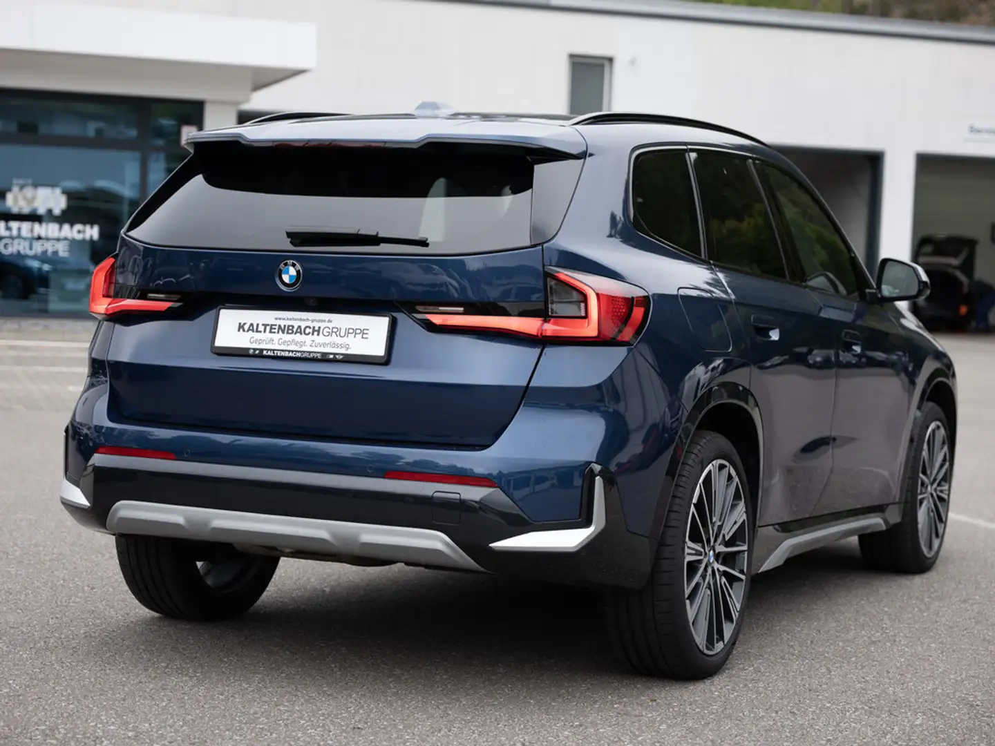 BMW X1 xDrive 23d X-Line PANO AHK ACC 360° HUD Bleu - 2