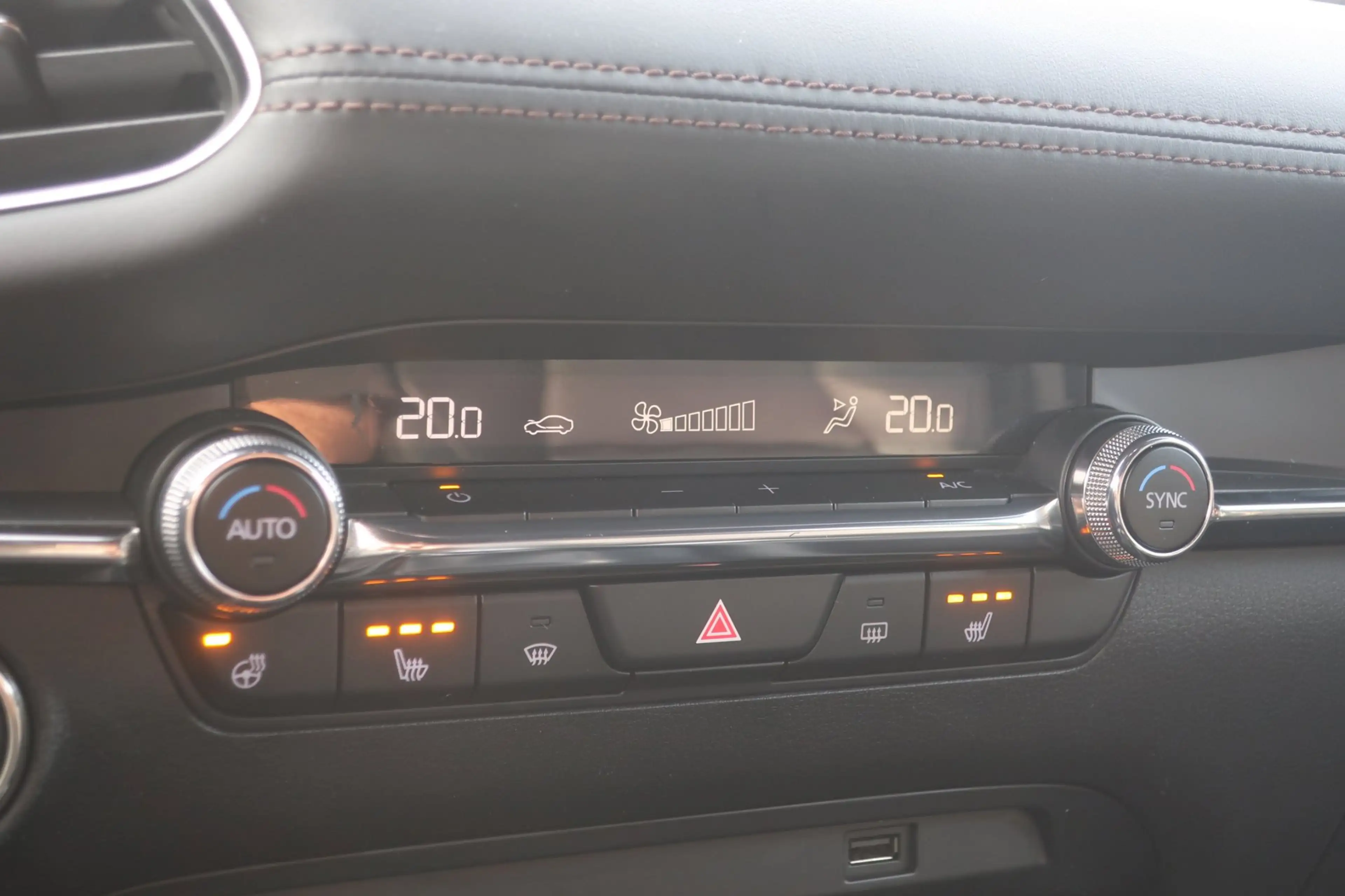 Mazda 3 2.0 e-SkyActiv-G M Hybrid 122 Luxury. LED_ACC_Stuu — photo 18