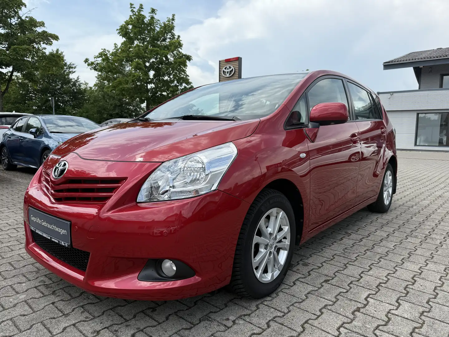 Toyota Verso Edition Panoramadach + Anhängerkupplung Rot - 1