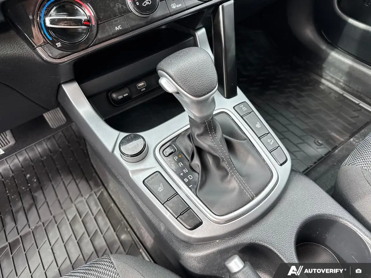 Kia Seltos снимка Kia Seltos