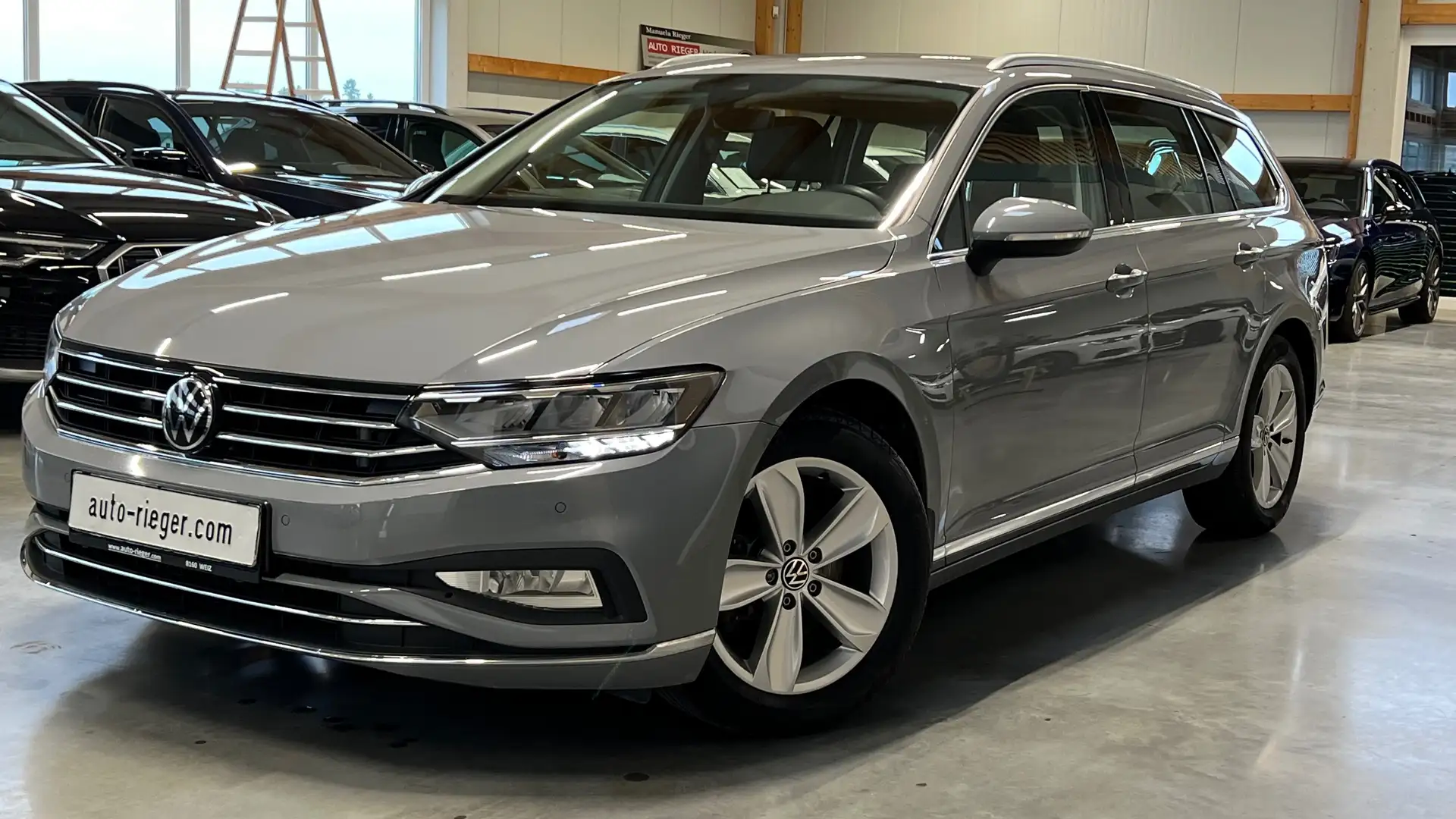 Volkswagen Passat Variant Elegance 4Motion LED, ACC, AHK, Kamera, Navi Grau - 2