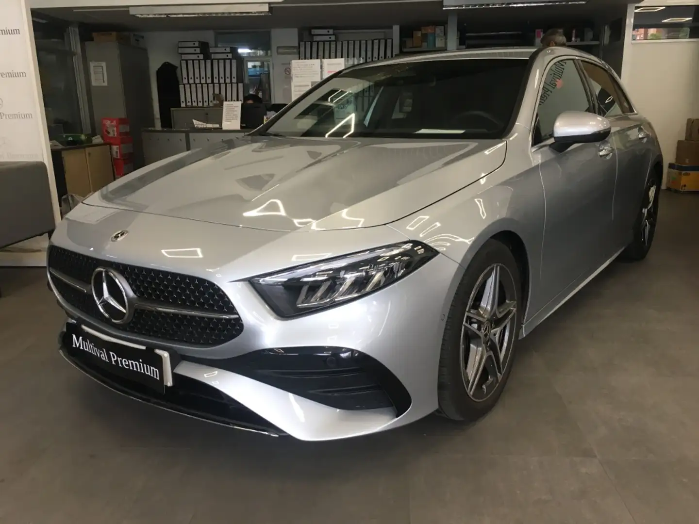 Mercedes-Benz A 200 200d Progressive Line Advanced 8G-DCT Gris - 2