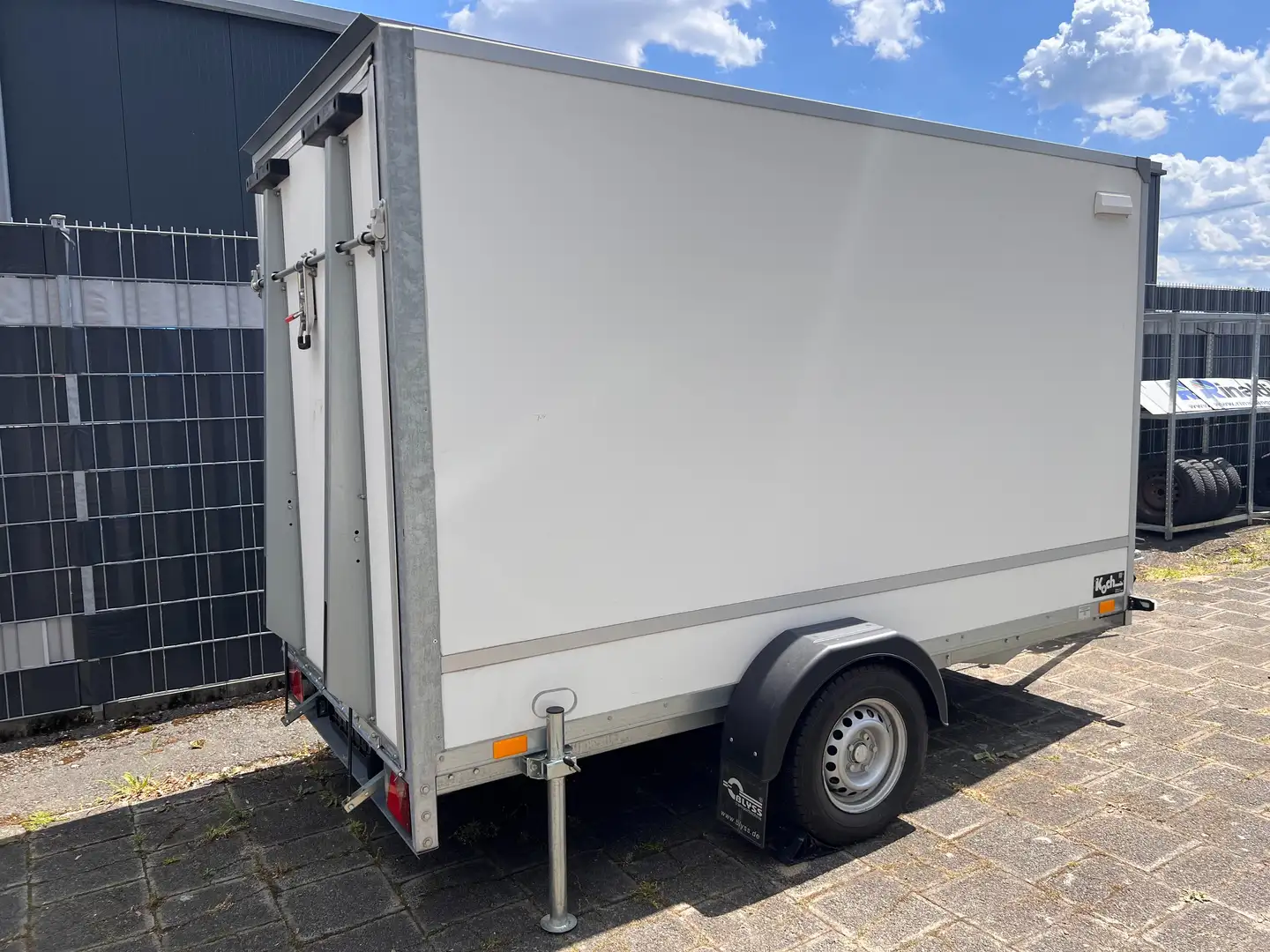 Blyss Blyss C130 Kofferanhänger mit Ladbordwand Weiß - 1