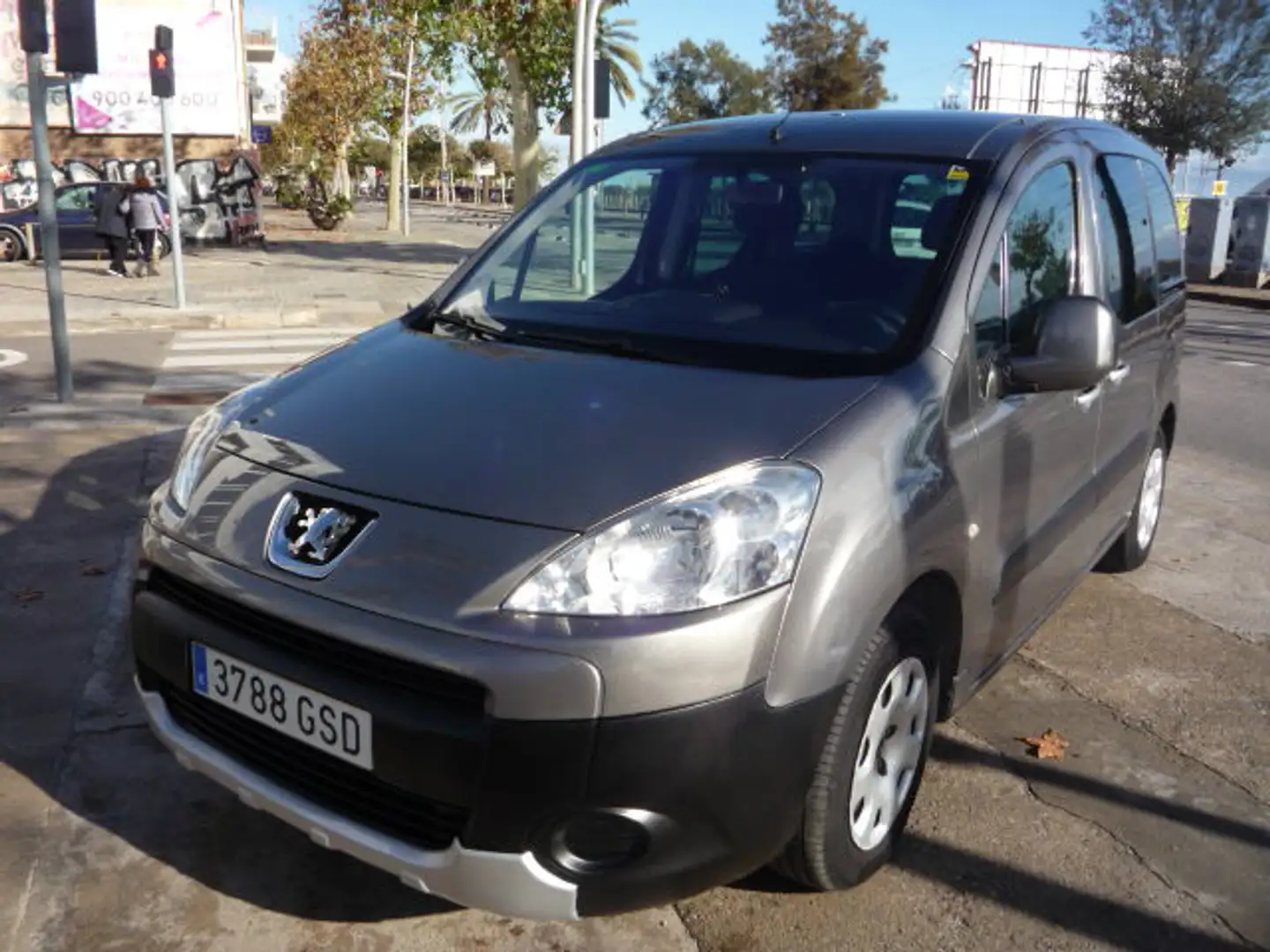 Peugeot Partner Tepee 1.6HDI Premium 110 Gris - 1