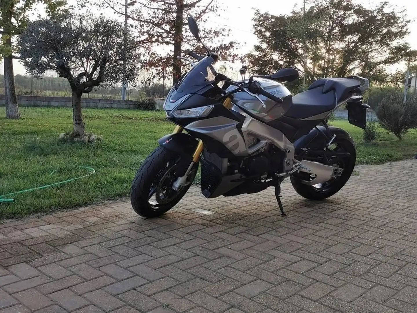 Aprilia Tuono 1100 V4 Grigio - 2