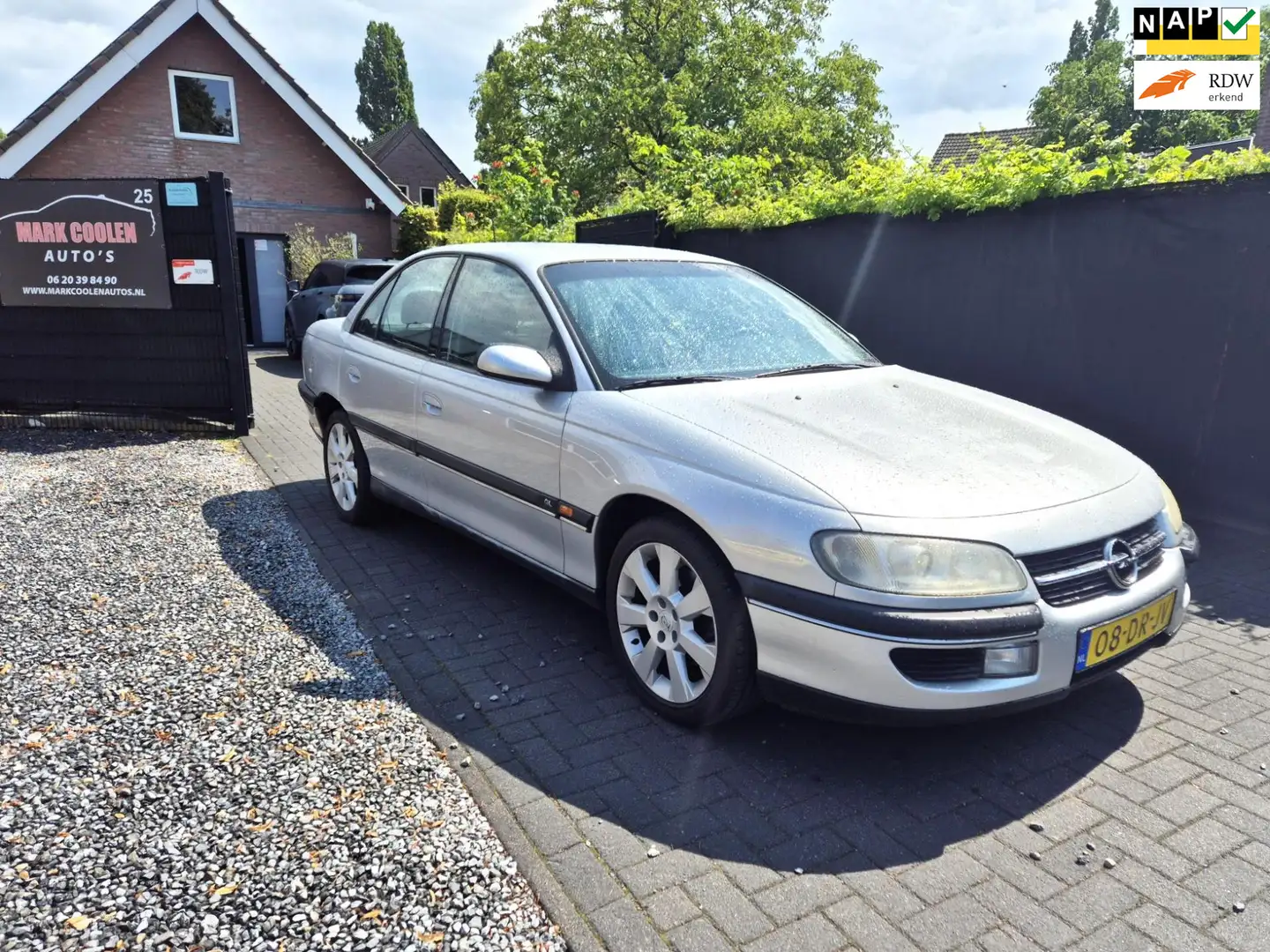 Opel Omega 2.0i-16V Diamond Edition 100 met Leer en Airco Grau - 1