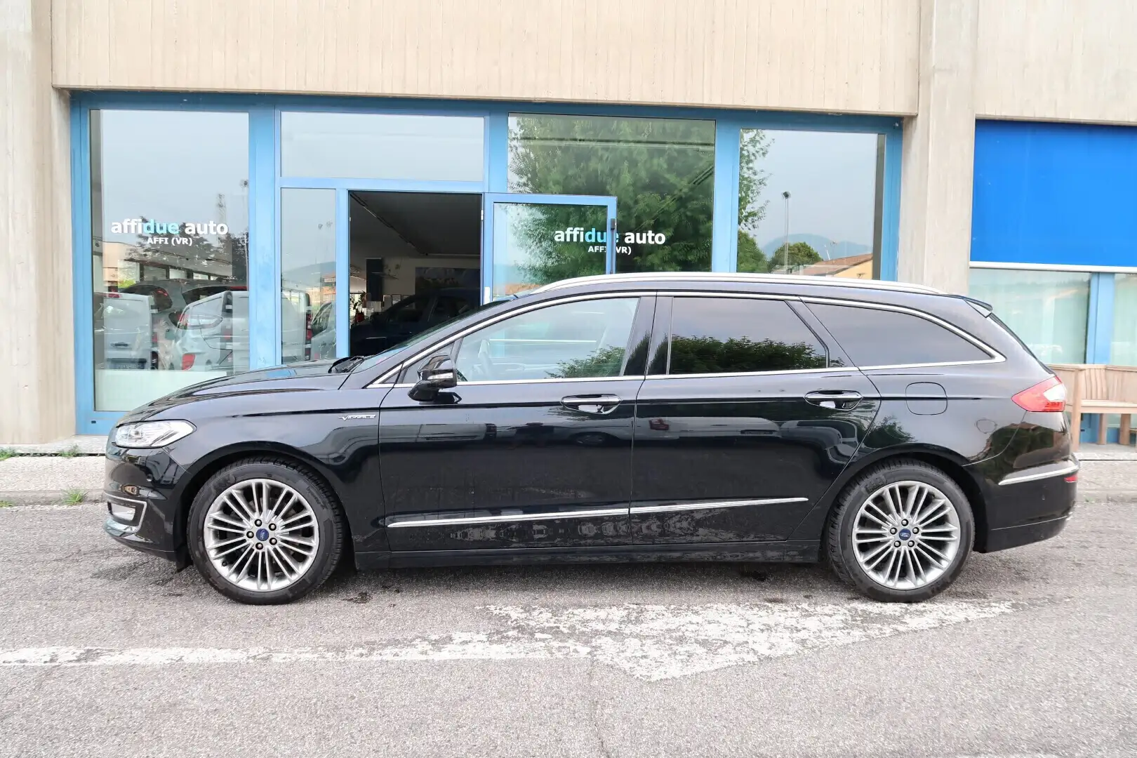 Ford Mondeo 2.0 TDCi 180 CV Powershift SW Vignale Nero - 2