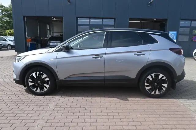 Opel Grandland view 2