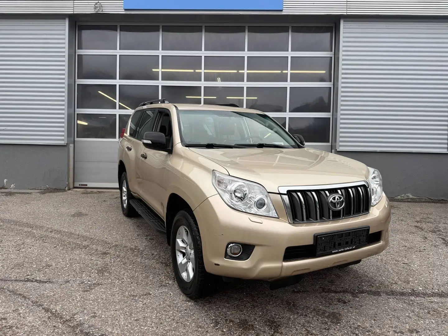 Toyota Land Cruiser Landcruiser 300 3,0 D-4D 175 City Aut. City Braun - 2