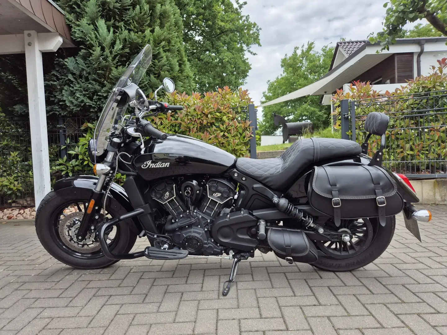 Indian Scout Sixty Schwarz - 2