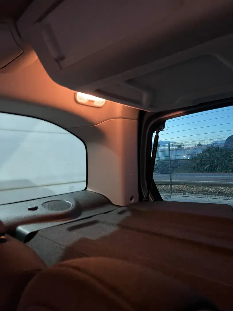 Peugeot Partner Tepee 1.6BlueHDI Outdoor 120 Plateado - 1