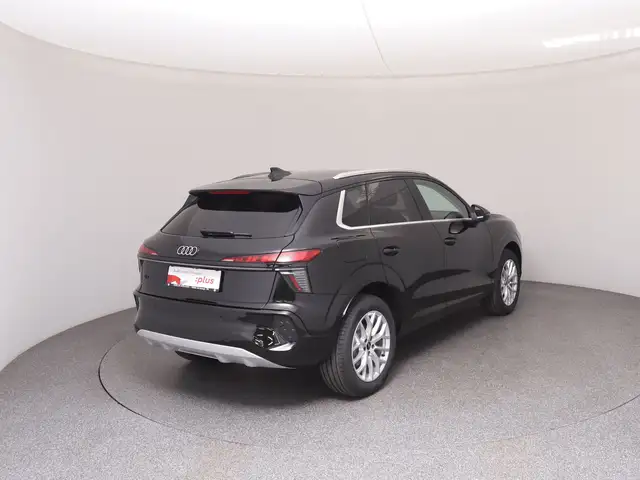 Audi Q3 view 4