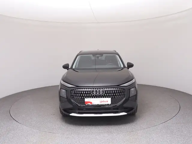 Audi Q3 view 3