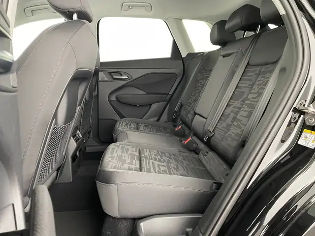 Audi Q3 view 11