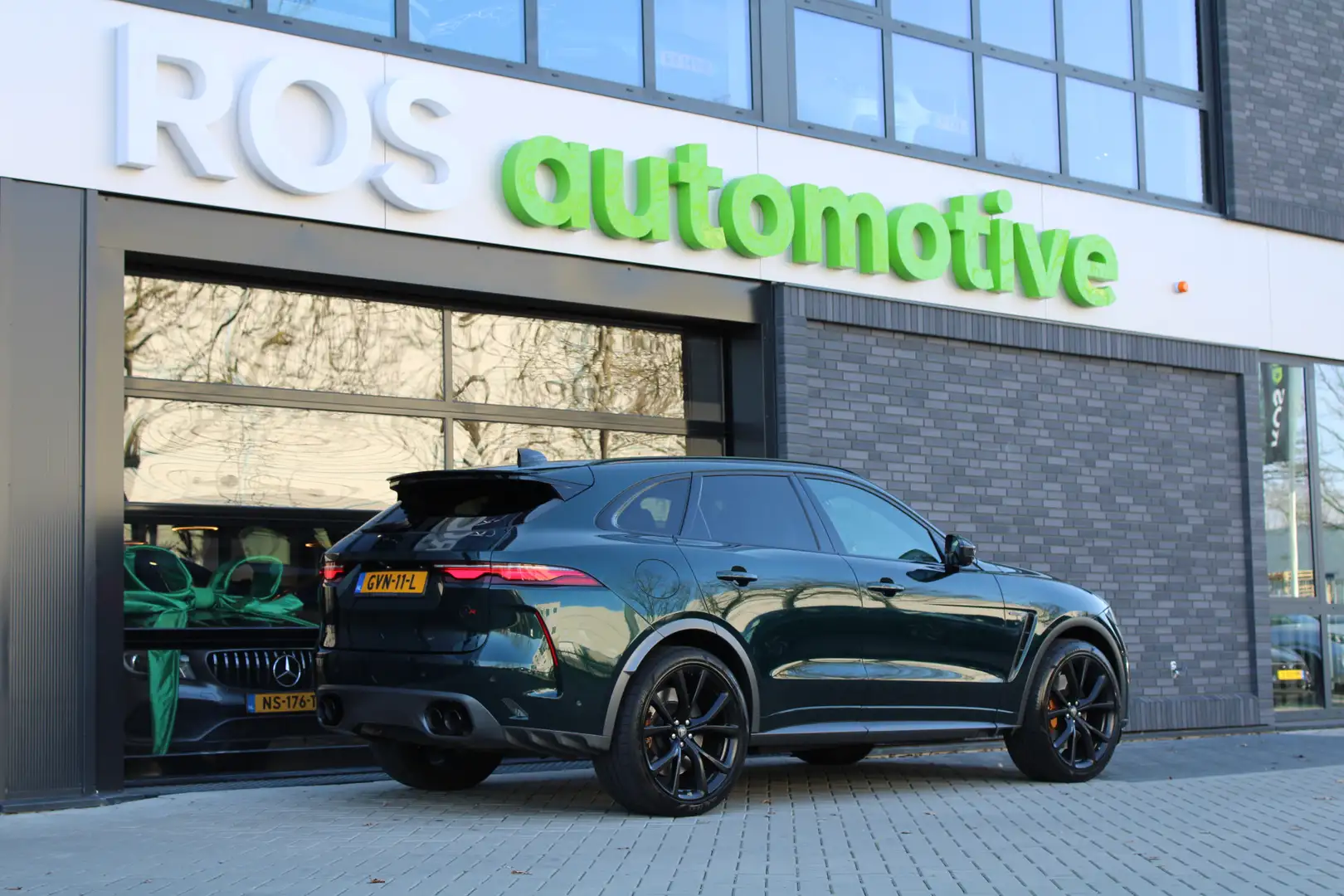 Jaguar F-Pace 5.0 V8 S/C AWD SVR | UNIEK! | DEALER OND | HUD | 3 Verde - 2