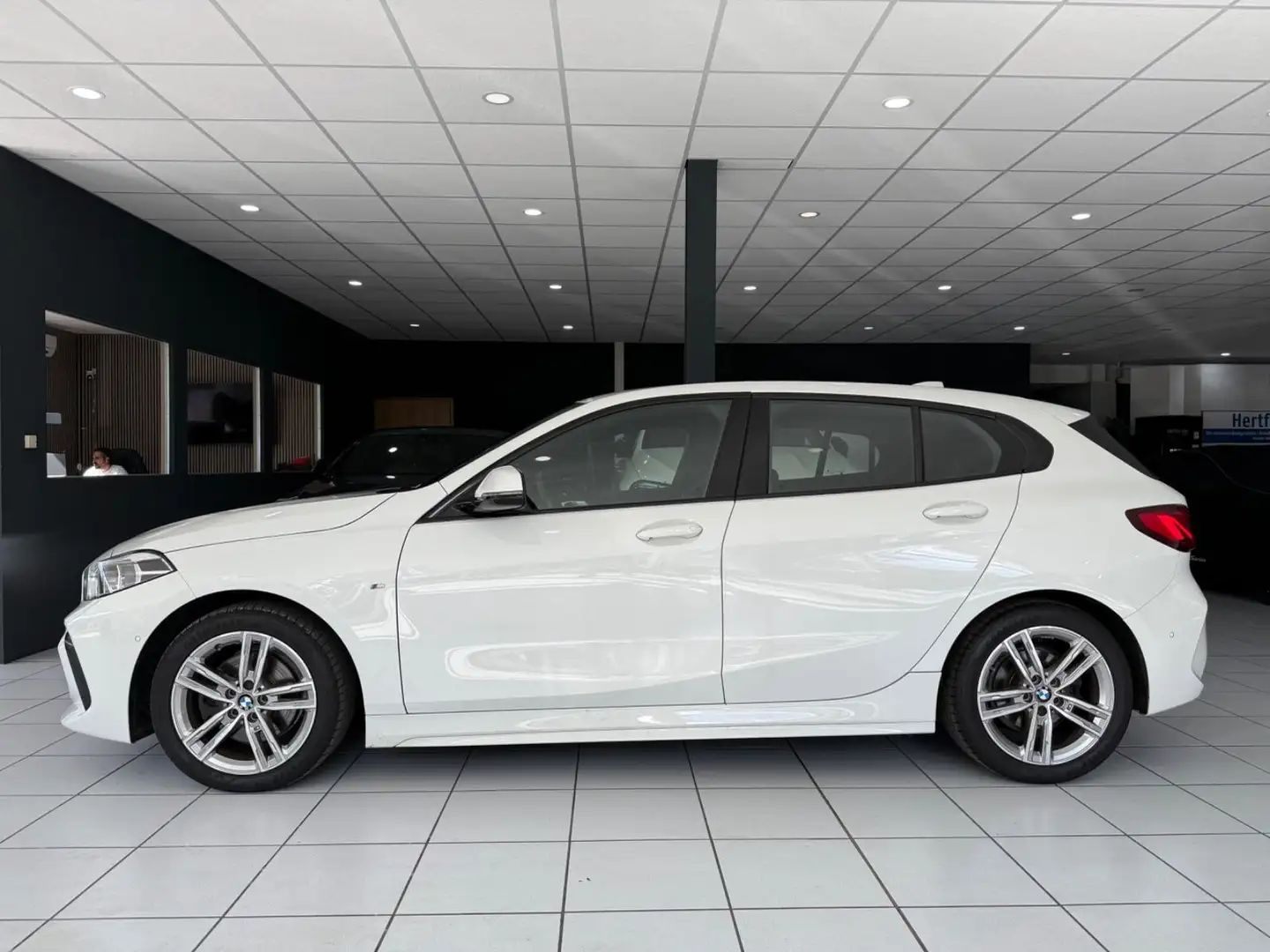 BMW 118 d Aut.*M-PAKET*HEADUP*ACC*GESTIK*AHK*KEYLESS* Weiß - 2