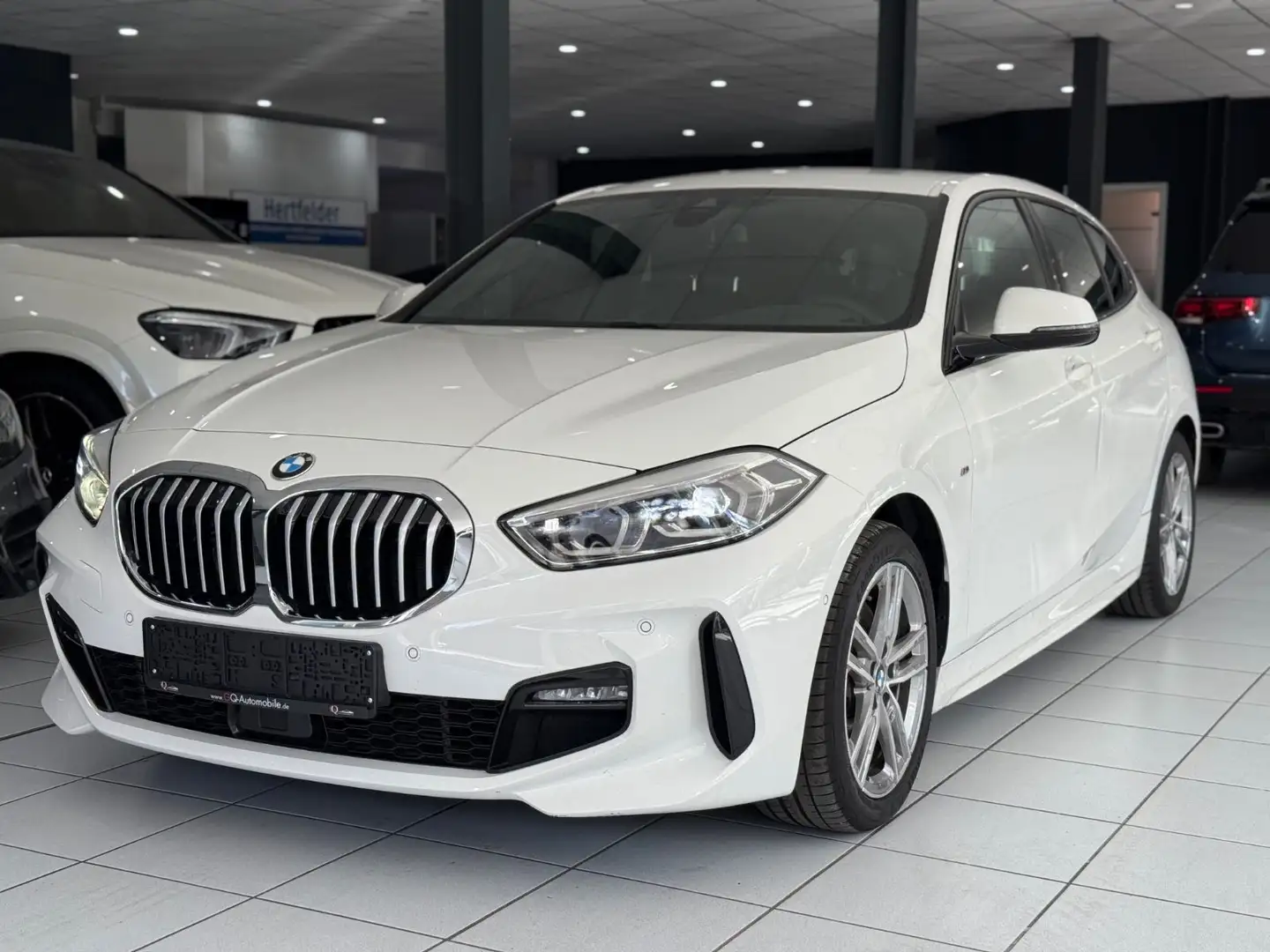 BMW 118 d Aut.*M-PAKET*HEADUP*ACC*GESTIK*AHK*KEYLESS* Weiß - 1
