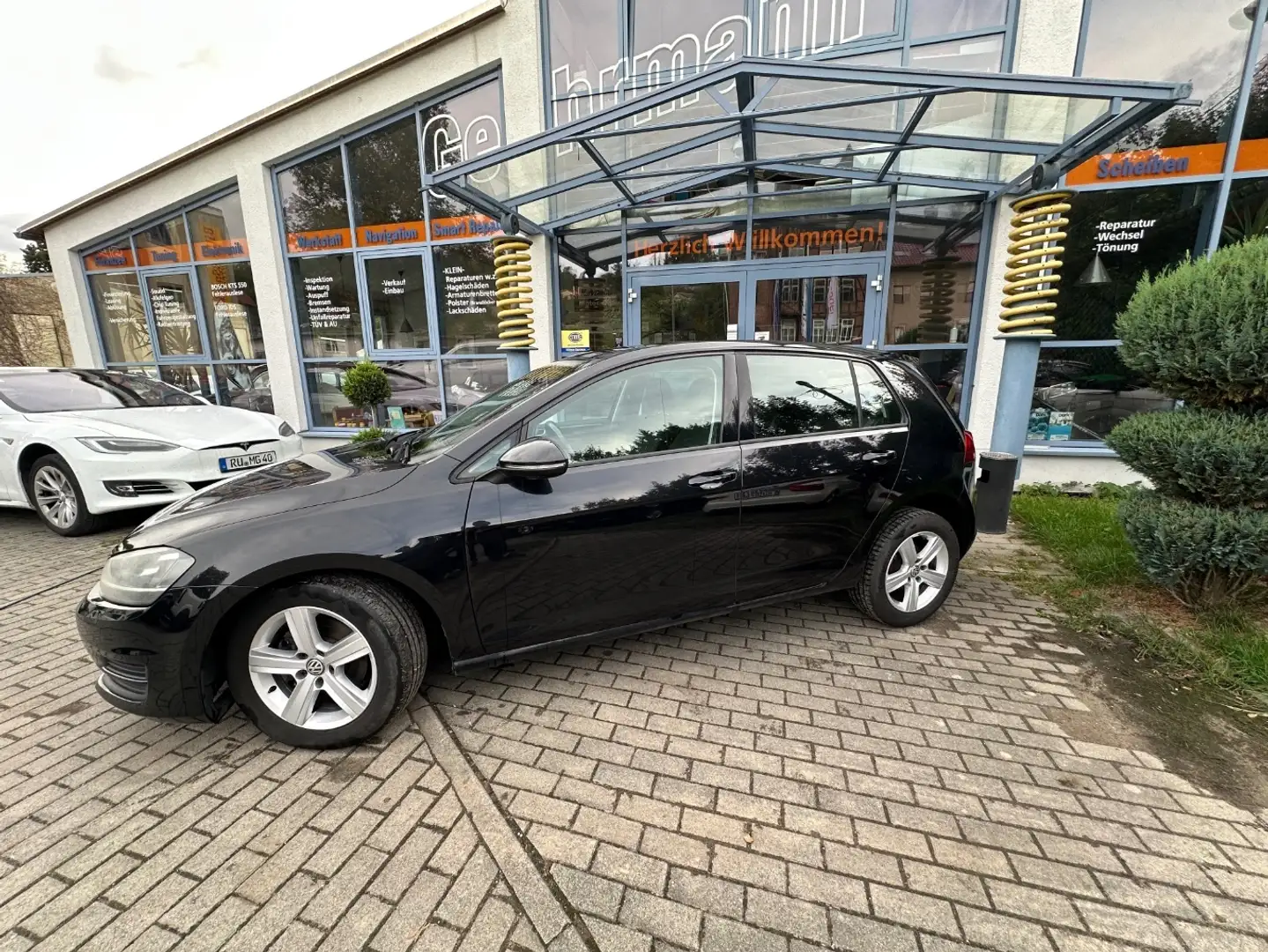 Volkswagen Golf 7 1.2 TSI STANDHEIZUNG LED LICHTER ALUFELGEN Noir - 2