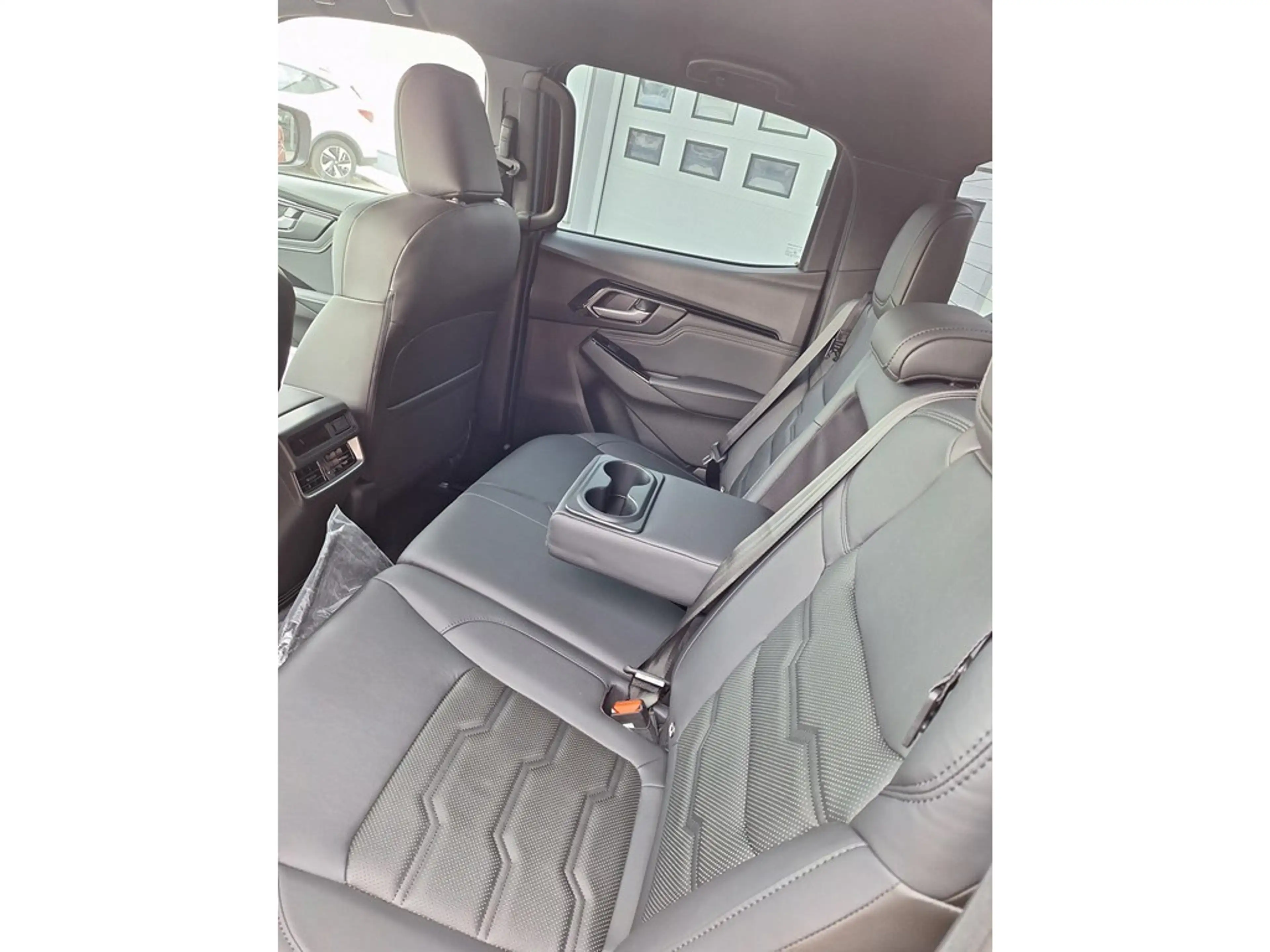 Isuzu D-Max D-MAX 23 DC V-CROSS 4WD AT — photo 4