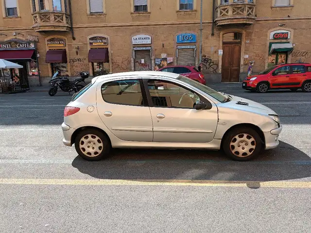 Peugeot 206 view 3