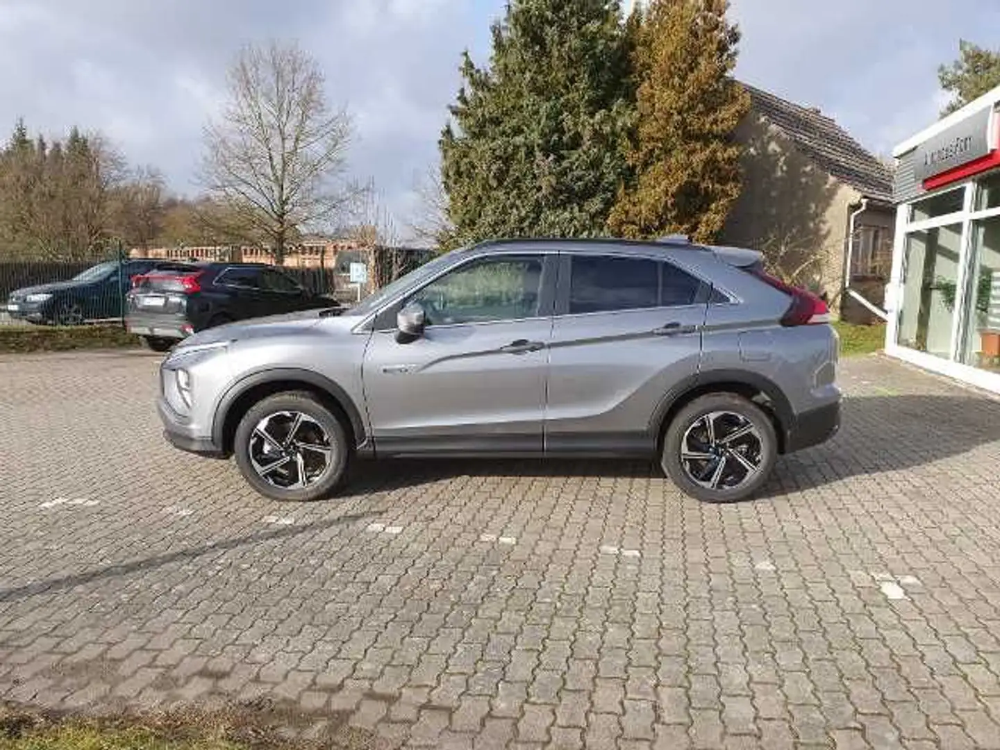 Mitsubishi Eclipse Cross Plug-in Hybrid BASIS 2.4 MIVEC 4WD Grau - 2