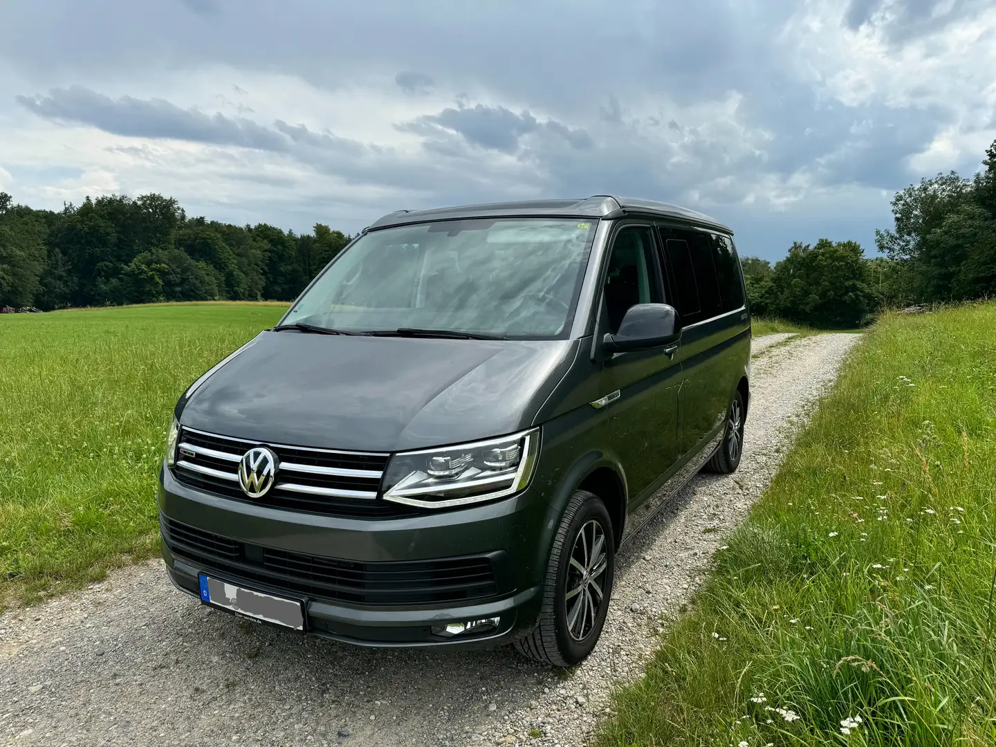 Volkswagen T6 California Beach Edition 4Motion, 204PS, DG7 Automatik, AHK Gris - 2